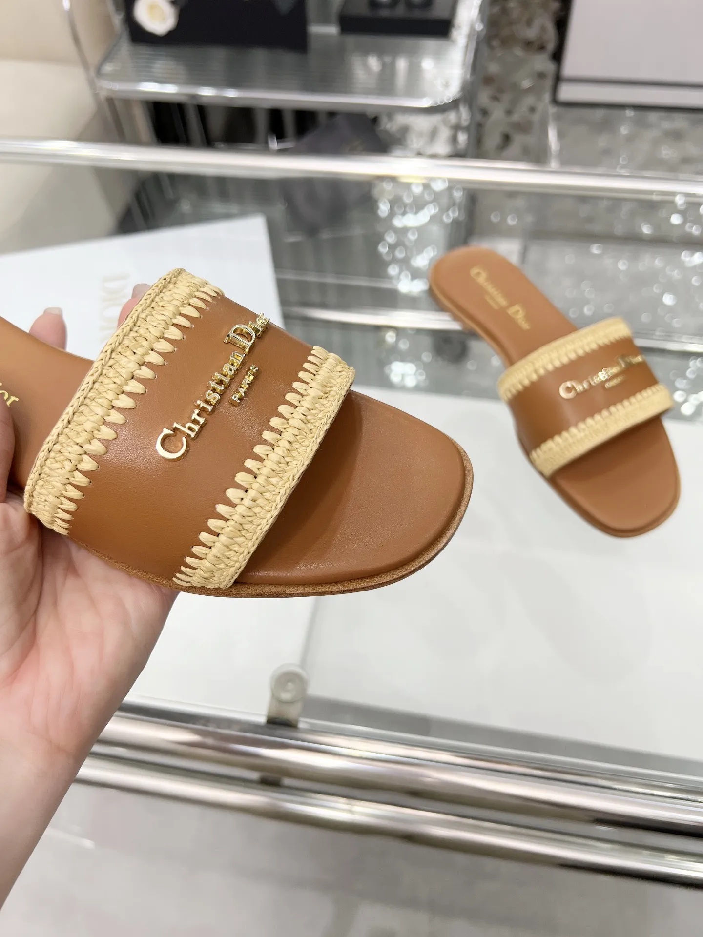 Dior 2025夏季新品,开启度假般的时髦之旅🎁,城市限定款,拉菲草纯手工编织,35-43。(35定做不退换)像胶底170。真皮底210