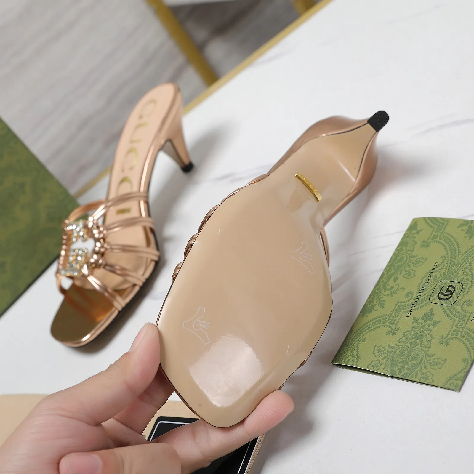 🔥🔥🔥💯💯💯GUCCi高端精品 拖鞋2025古驰早春系列😍GG水晶缀饰钻扣编织带凉鞋🔥顶级🆙代购品质！原版1:1复刻，毎个细节皆经过精心打磨细腻制作.可与ZG对比如一，无二品质！ 这款编织带凉鞋由饰闪亮GG水晶金色互扣式双G五金扣点缀细带精致笼形鞋面制作而成，尽显天马行空风范，富有优雅女性魅力细节展现女性气质的理念，打造令人惊艳的作品👏👏焕新演绎！ 面料：原版定制进口金属皮 内里/垫脚：进口羊皮里 鞋跟：4.5cm/9cm 大底：意大利真皮底 尺码：35-42（41 42定做不退换） 包装：全套绿色原包装。 跑量价：拖鞋260💰 凉鞋270💰