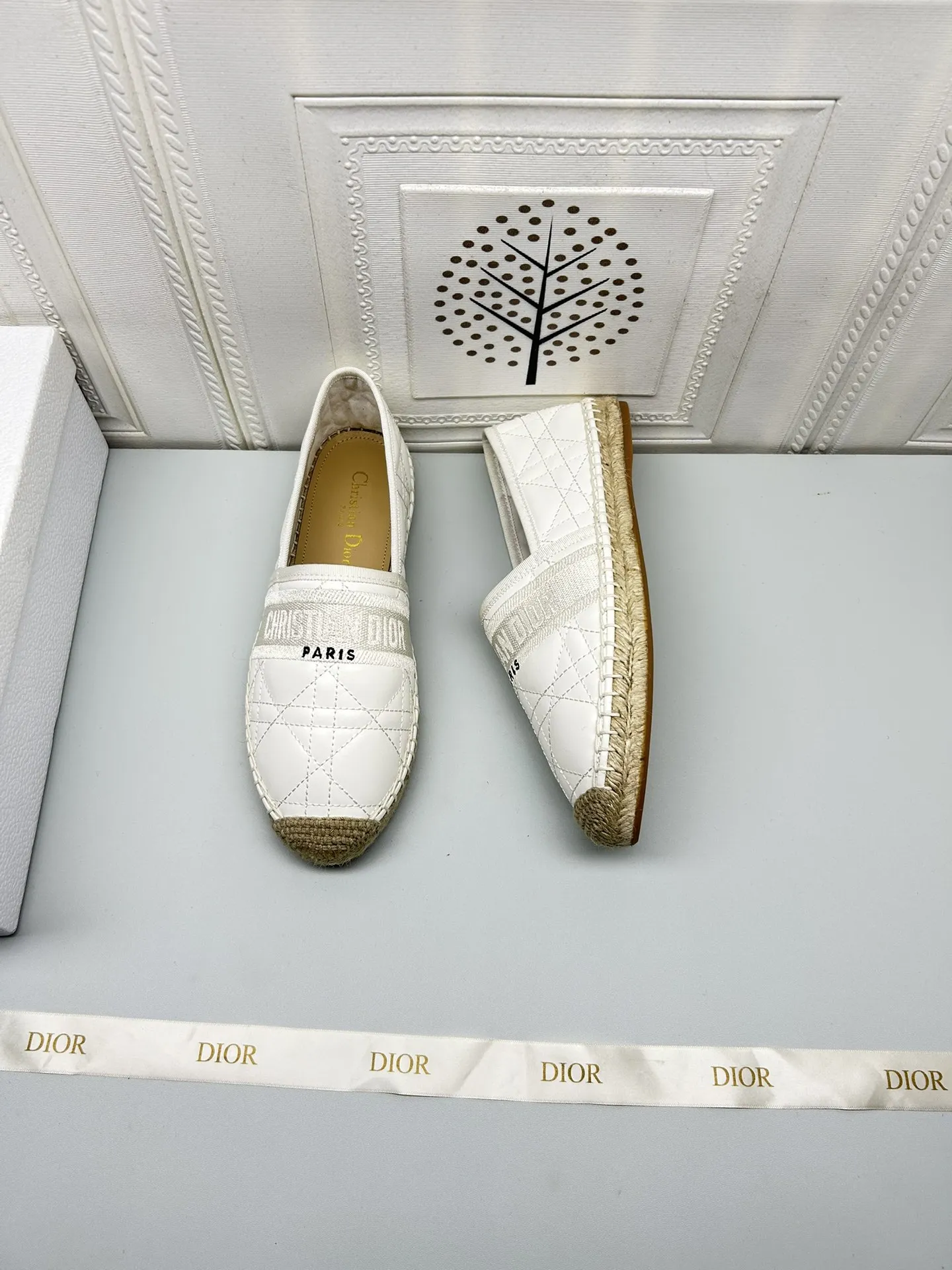 &mdash;&mdash;上新&mdash;&mdash;p180💰，25ss Dior Granville草编鞋印花图案顶级 鞋面：饰以&ldquo;CHRISTIANDIOR&rdquo;棉质刺绣 工艺：纯手工缝制麻绳大底 内里：进口柔软透气绵羊内里加垫脚 码数：35-40（34.41.42定制） 大底：独家开模饰以幸运星符号橡胶大底 &bull; 渔夫鞋