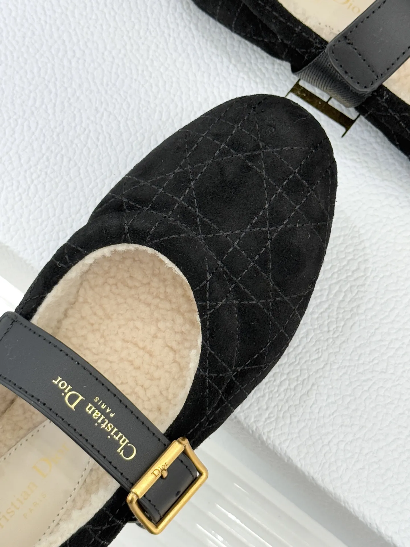 厂价💰280 Dior/迪奥25WF新品字母复古菱格 皮带扣玛丽珍毛毛鞋 当法式优雅邂逅复古风潮 这双毛毛鞋以经典廓形重构冬日精致 让每一步都踏在质感与暖意的平衡点上 标志性菱格纹采用精密电绣工艺 在鞋身勾勒出隽永线条 搭配金属CD标识皮带扣 将高定基因融入复古细节 举手投足间尽显老钱格调。 鞋口蓬松羊羔毛温柔包裹脚踝 如同裹住冬日暖阳 细腻绒毛兼具保暖与奢华质感 即便零下5℃也能暖足不闷脚 既能搭配羊毛大衣打造通勤精致感 也能适配针织连衣裙解锁约会氛围感 甚至踩跟穿都自带松弛韵味。 面料采用原版进口牛京 内里踮脚均为进口羊毛 原版开模定制防滑大底 size:35-39(40/41)