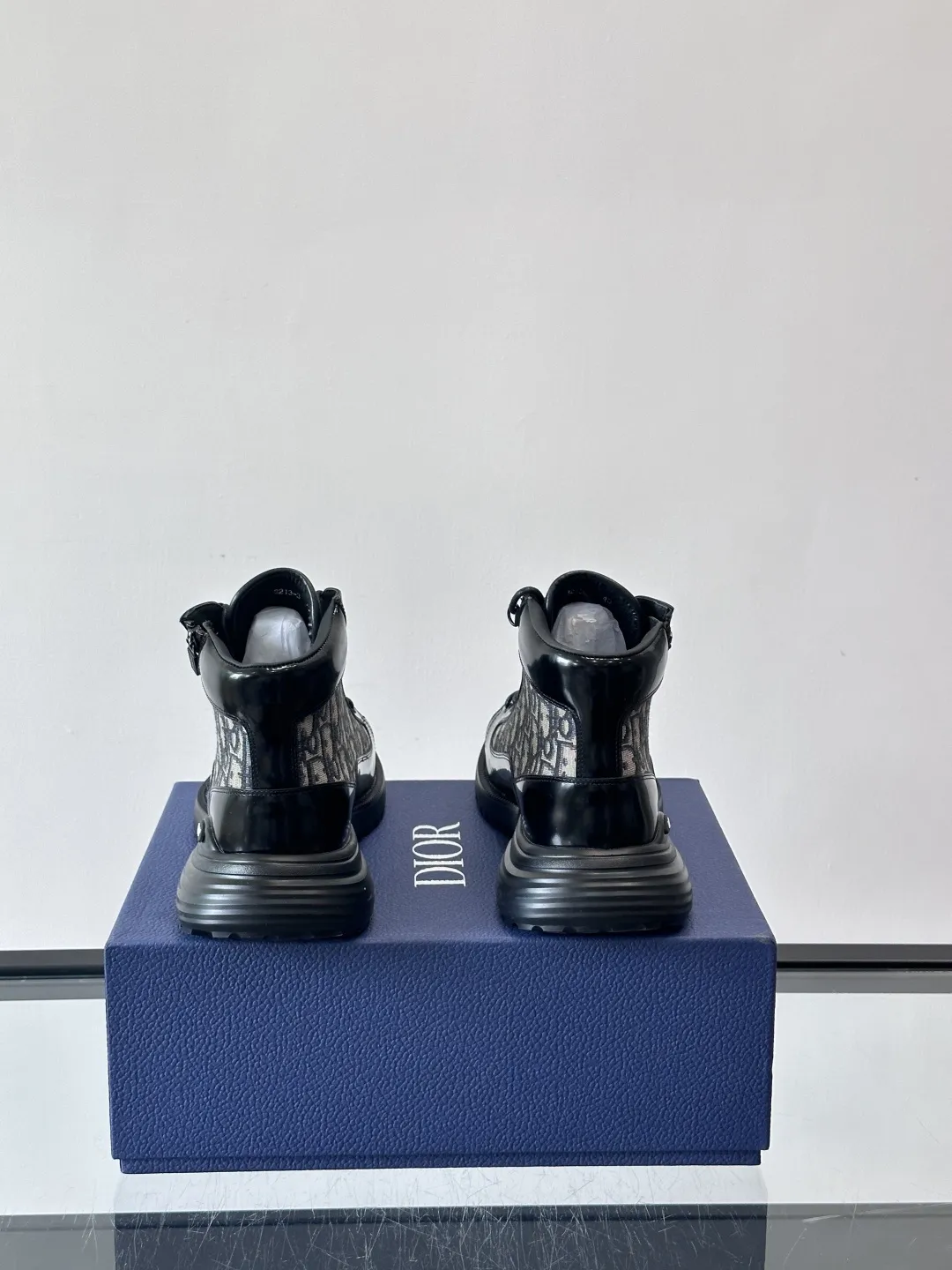 Dior Combat Oblique高帮运动鞋 黑色亮面皮革+Oblique老花帆布拼接，低调奢华又超有辨识度。 EVA鞋底轻盈缓震，日常穿搭或长时间行走都很舒适。 高帮设计支撑力满分，鞋舌和鞋底都有&ldquo;DIOR&rdquo;标志，细节控必入！无论休闲还是都市风都能轻松驾驭，是时尚与功能兼具的高奢单品，男士鞋履热门选择 P：430，size：39-44（38.45定制）