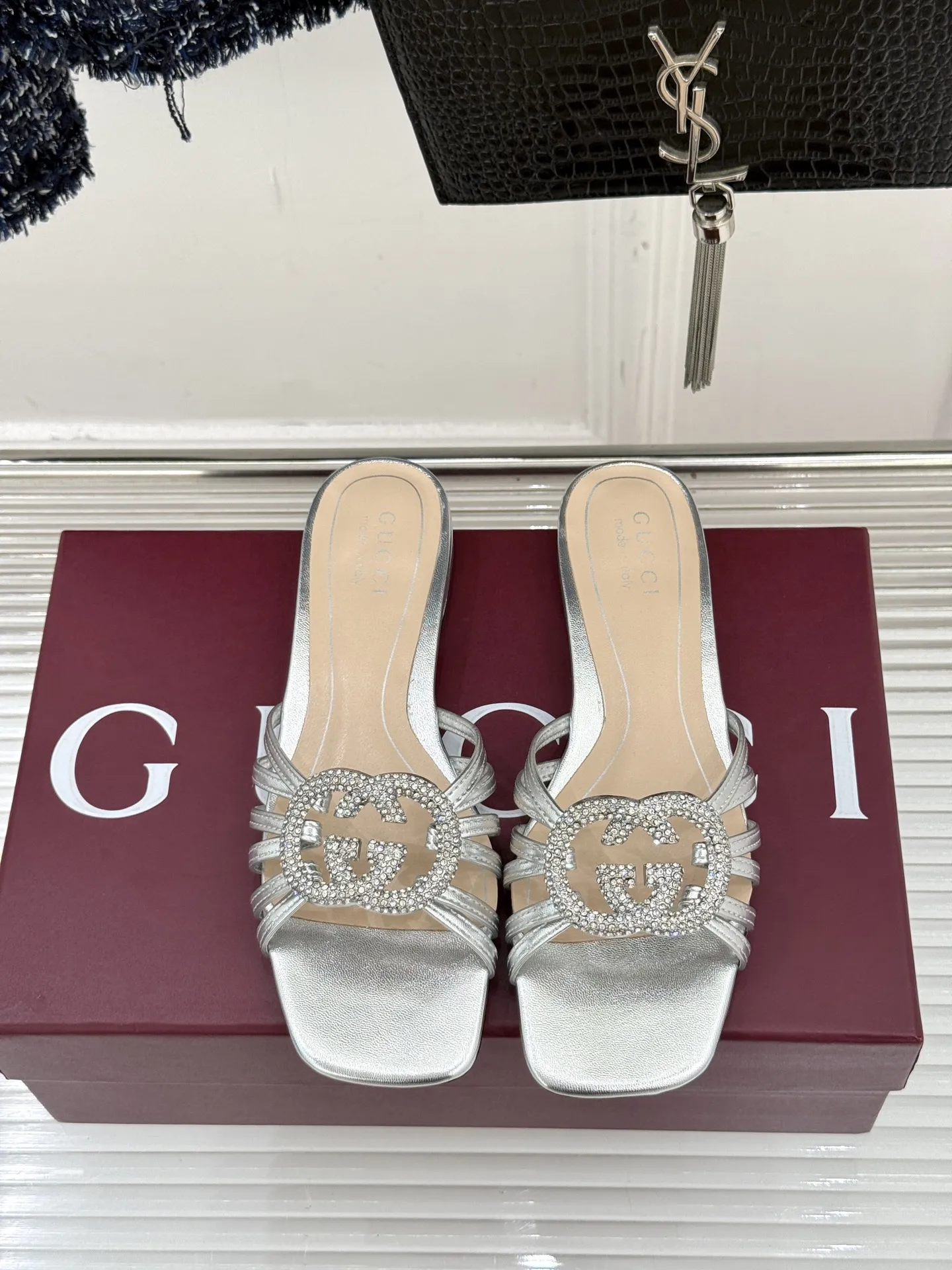 厂价💰240 Gucci/古驰25WF早春水钻双G细带 平底高跟拖鞋 以经典符号与璀璨钻光重构早春格调 将意式“不经意的优雅”融入鞋履方寸 步履间尽显奢品质感与摩登张力。 鞋身核心缀立体金属双G标识 满镶细碎水钻 光线折射下闪映莹润光泽 不浮夸却自带高光辨识度 既是品牌百年DNA的当代转译 百搭属性适配全场景穿搭 搭配真丝吊带裙 是约会通勤的温柔奢雅 配高腰阔腿裤与简约衬衫 干练摩登格调 搭碎花茶歇裙 适配早春度假出行 轻松成为造型点睛之笔 昼夜切换造型皆得体出众。 面料采用原版定制皮料 内里踮脚均为羊皮 意大利进口真皮大底 size:35-39(40/41/42定制)