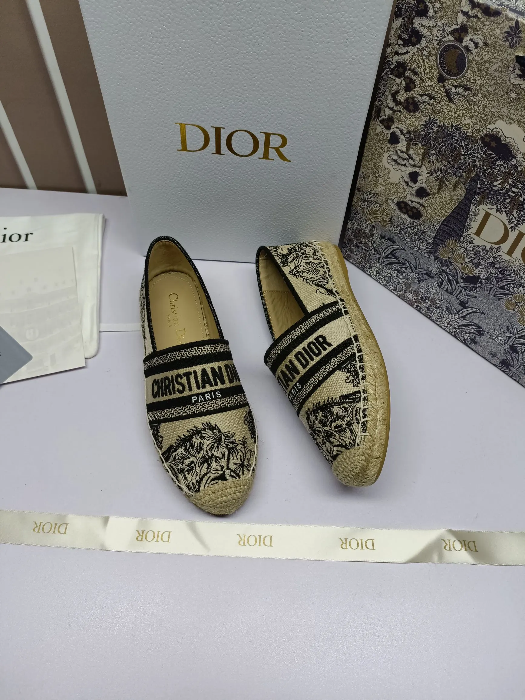 ——上新,上新,上新——p180 Dior Granville草编鞋豹纹印花图案顶级 鞋面:饰以“CHRISTIANDIOR”豹纹棉质刺绣 工艺:纯手工缝制麻绳大底 内里:进口柔软透气绵羊内里加垫脚 码数:35-40(34.41.42定制) 大底:独家开模饰以幸运星符号橡胶大底 • 渔夫鞋