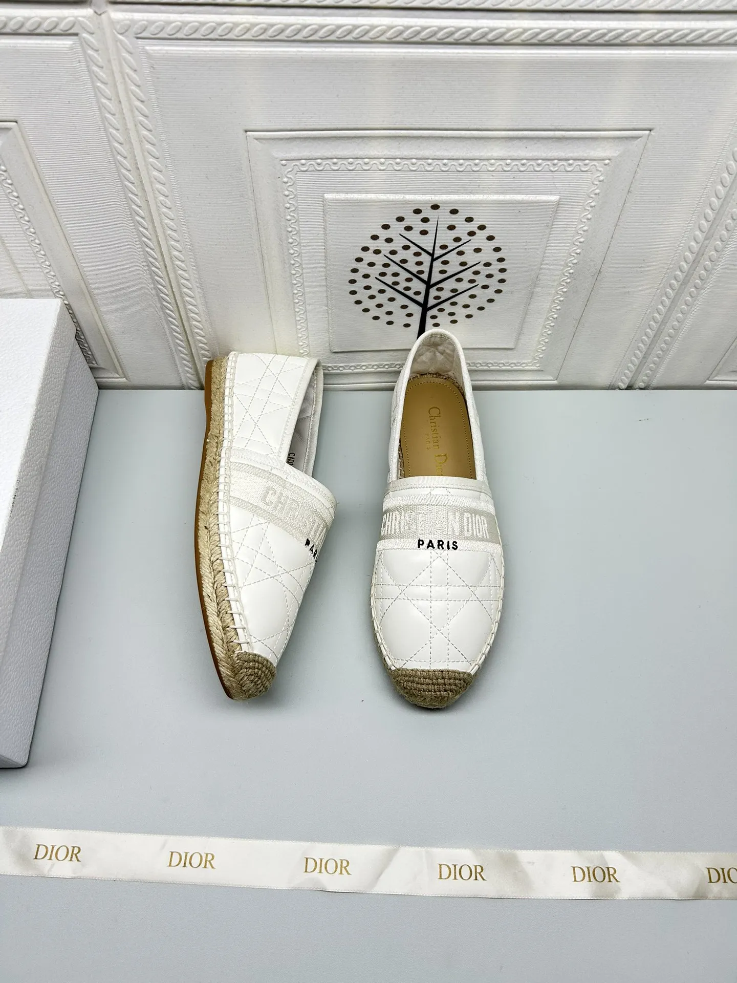 &mdash;&mdash;上新&mdash;&mdash;p180💰，25ss Dior Granville草编鞋印花图案顶级 鞋面：饰以&ldquo;CHRISTIANDIOR&rdquo;棉质刺绣 工艺：纯手工缝制麻绳大底 内里：进口柔软透气绵羊内里加垫脚 码数：35-40（34.41.42定制） 大底：独家开模饰以幸运星符号橡胶大底 &bull; 渔夫鞋