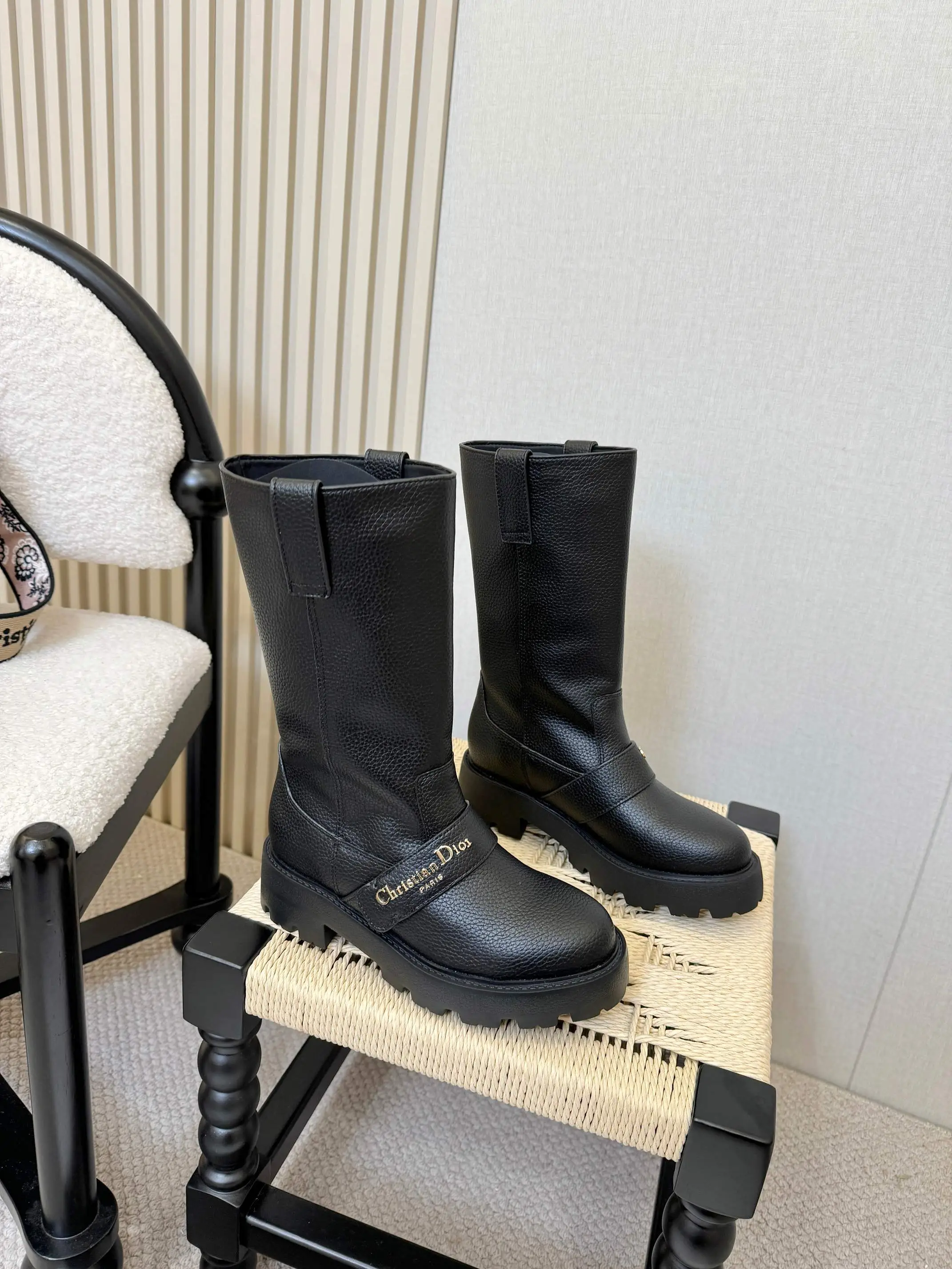 出厂价💰💰380 D-Major 靴子采用别具一格的设计元素打造醒目的外观。采用黑色牛皮革打造,可轻松穿脱。从 Dior Book Tote 手袋汲取灵感,顶部饰以双色“Christian Dior”标志。带有“CD”标志的可调节尼龙带和波纹橡胶鞋底构成醒目轮廓的基调。 踝部以科技面料饰带环绕,搭配黄铜饰环 凹口橡胶鞋底饰以 Christian Dior 的幸运星符号 尺码标准35-41