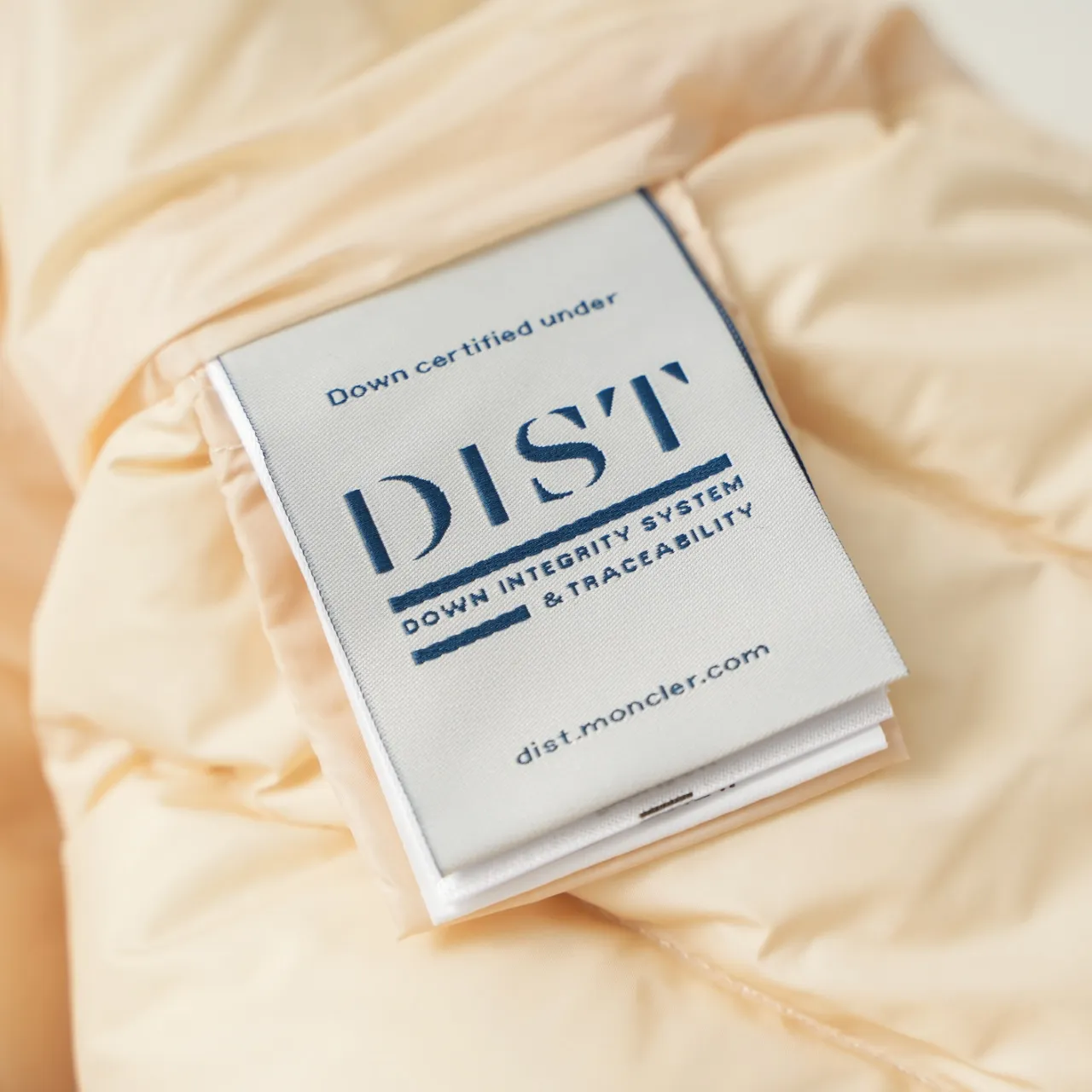 工厂直供💰330 MONCLER丨蒙口斜纹针织袖标立领羽绒服 配色：粉色 尺码：S-L