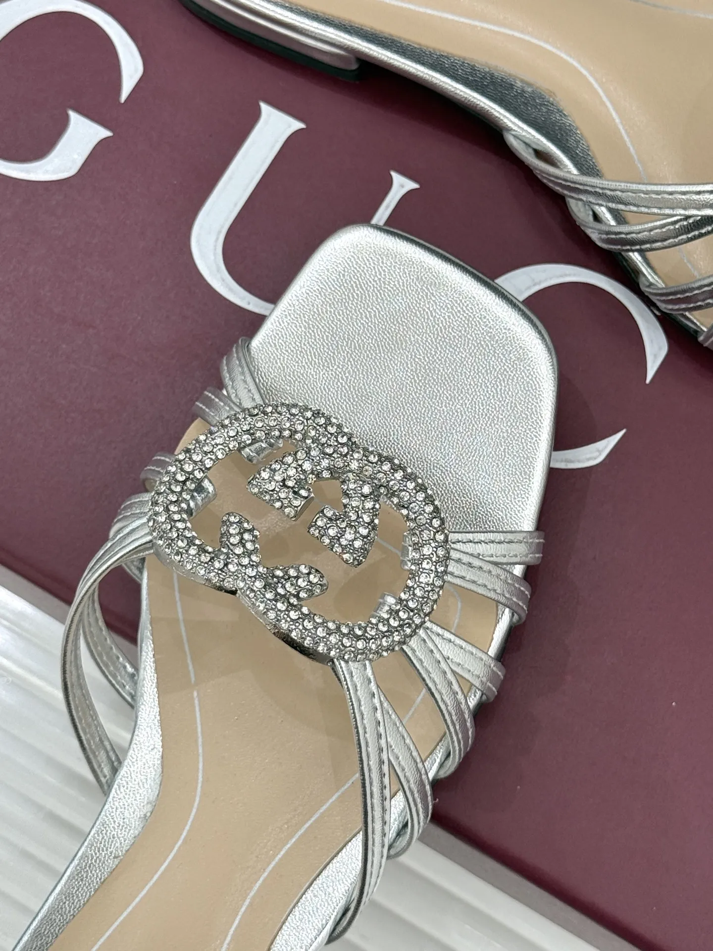 厂价💰240 Gucci/古驰25WF早春水钻双G细带 平底高跟拖鞋 以经典符号与璀璨钻光重构早春格调 将意式&ldquo;不经意的优雅&rdquo;融入鞋履方寸 步履间尽显奢品质感与摩登张力。 鞋身核心缀立体金属双G标识 满镶细碎水钻 光线折射下闪映莹润光泽 不浮夸却自带高光辨识度 既是品牌百年DNA的当代转译 百搭属性适配全场景穿搭 搭配真丝吊带裙 是约会通勤的温柔奢雅 配高腰阔腿裤与简约衬衫 干练摩登格调 搭碎花茶歇裙 适配早春度假出行 轻松成为造型点睛之笔 昼夜切换造型皆得体出众。 面料采用原版定制皮料 内里踮脚均为羊皮 意大利进口真皮大底 size：35-39（40/41/42定制）