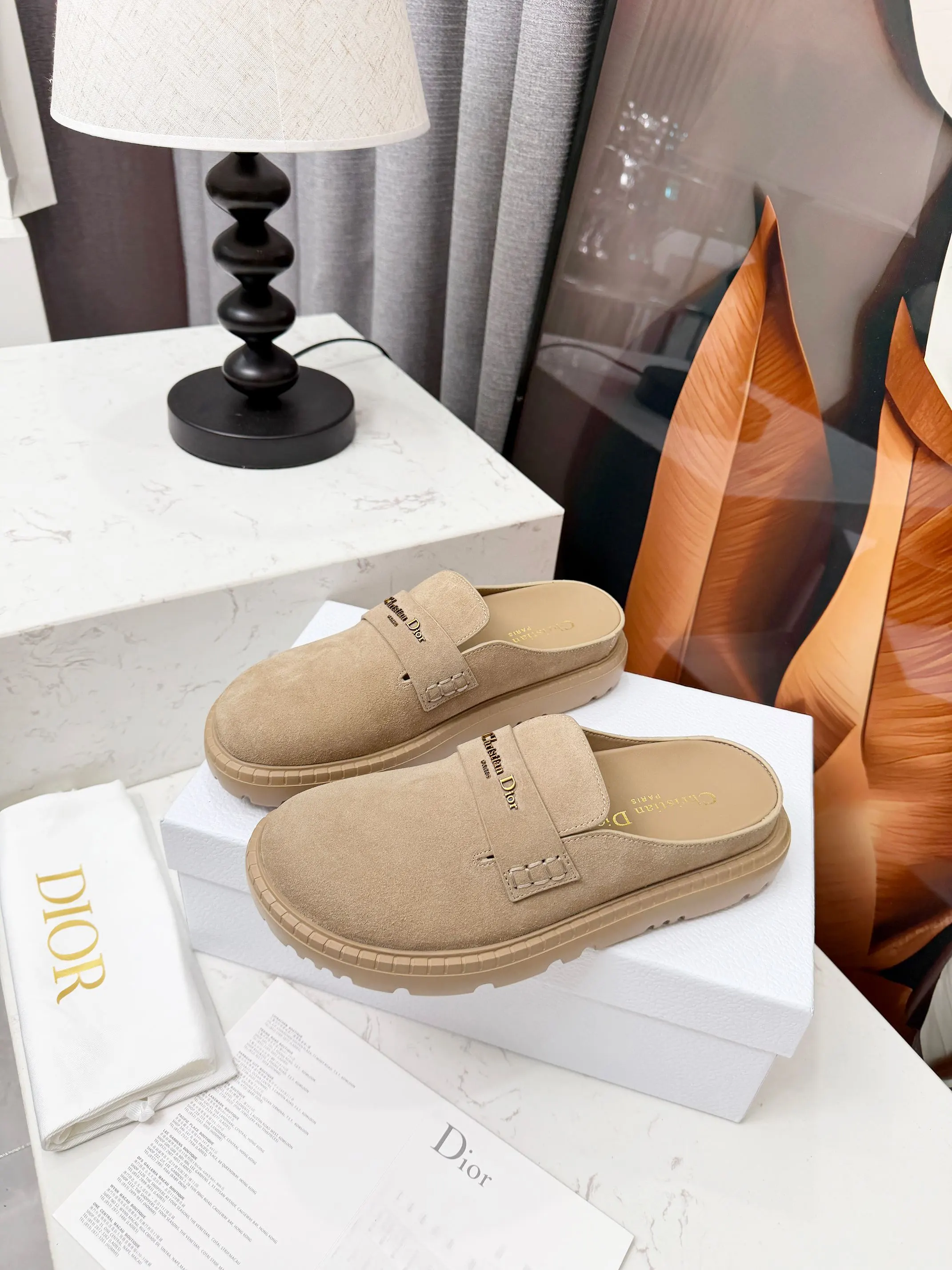 Dior 迪奥2026ss复古英伦风懒人半拖，原版开发 萱型百搭瘦脚yyds.造型立体饱满，帅气十足 上脚舒适 一款非常复古风、气场十足单品、设计风格非常新颖 细节完美 酷炫 潮派💯新潮大底 ， 内里:牛里 码数:35-40（40-41码定做） 出厂价p240