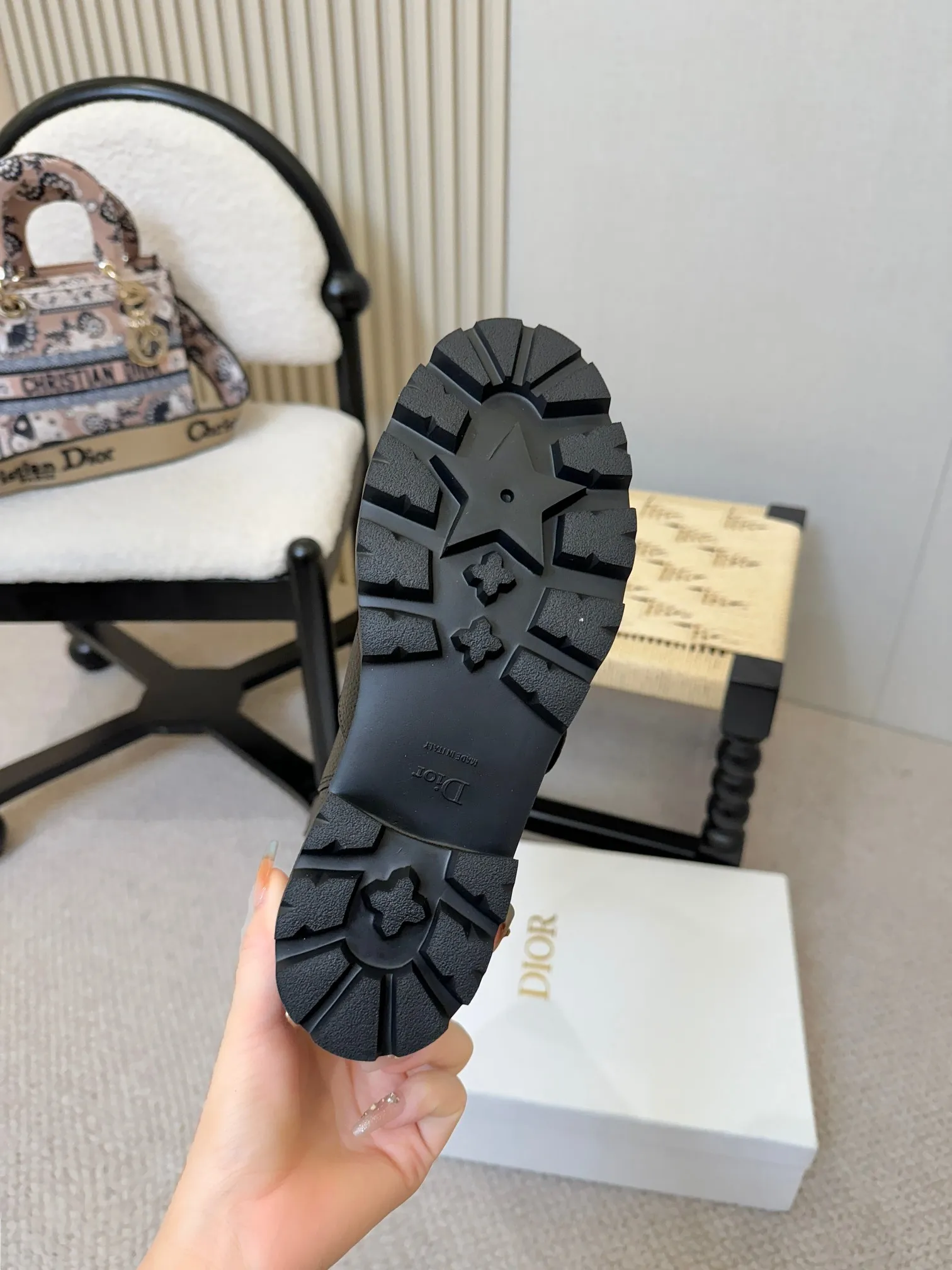 出厂价💰💰380 D-Major 靴子采用别具一格的设计元素打造醒目的外观。采用黑色牛皮革打造,可轻松穿脱。从 Dior Book Tote 手袋汲取灵感,顶部饰以双色“Christian Dior”标志。带有“CD”标志的可调节尼龙带和波纹橡胶鞋底构成醒目轮廓的基调。 踝部以科技面料饰带环绕,搭配黄铜饰环 凹口橡胶鞋底饰以 Christian Dior 的幸运星符号 尺码标准35-41