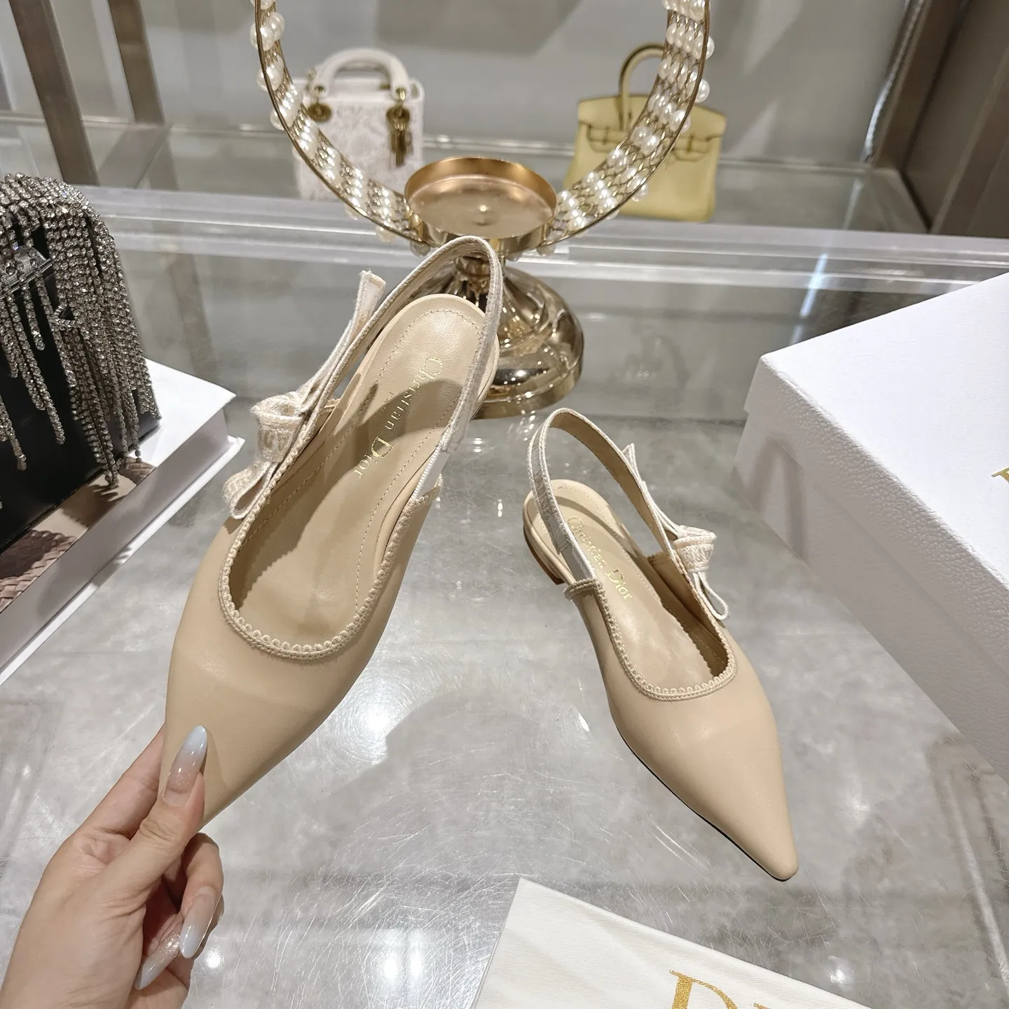 出厂300💰🎆 Dior 迪奥 2025秋冬走秀新款bling...bling...水晶鞋 Capture系列高跟女鞋 明星同款水钻凉鞋 市面顶级高端版本 独家发售 材质:原版定制特殊材料+水染羊皮垫脚+原版开模五金扣+意大利真皮大底 跟高:平底 4.5cm 8.5cm size：34-41 (40 .41)定做
