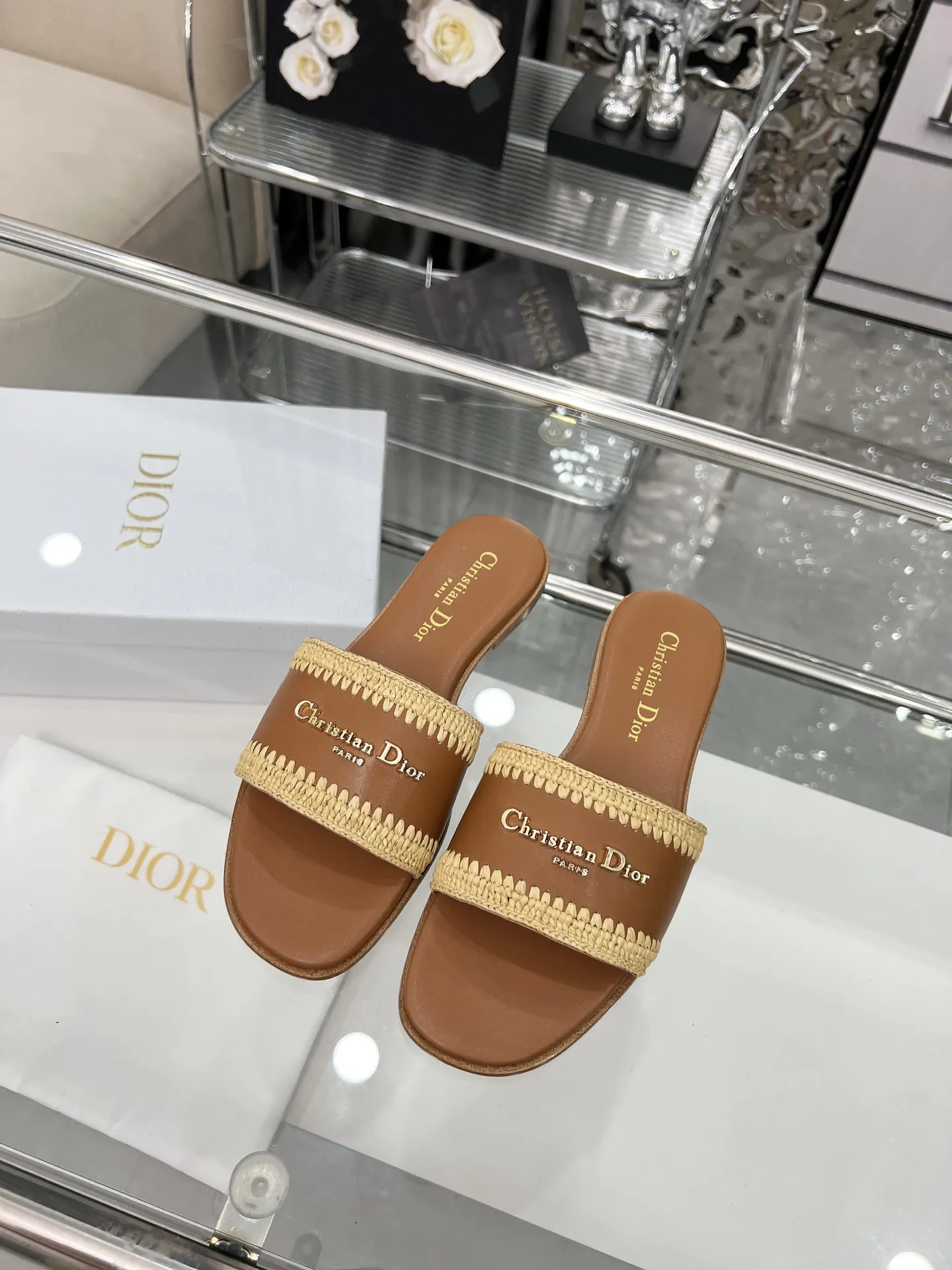 Dior 2025夏季新品，开启度假般的时髦之旅🎁，城市限定款，拉菲草纯手工编织，35-43。（35定做不退换）像胶底170。真皮底210