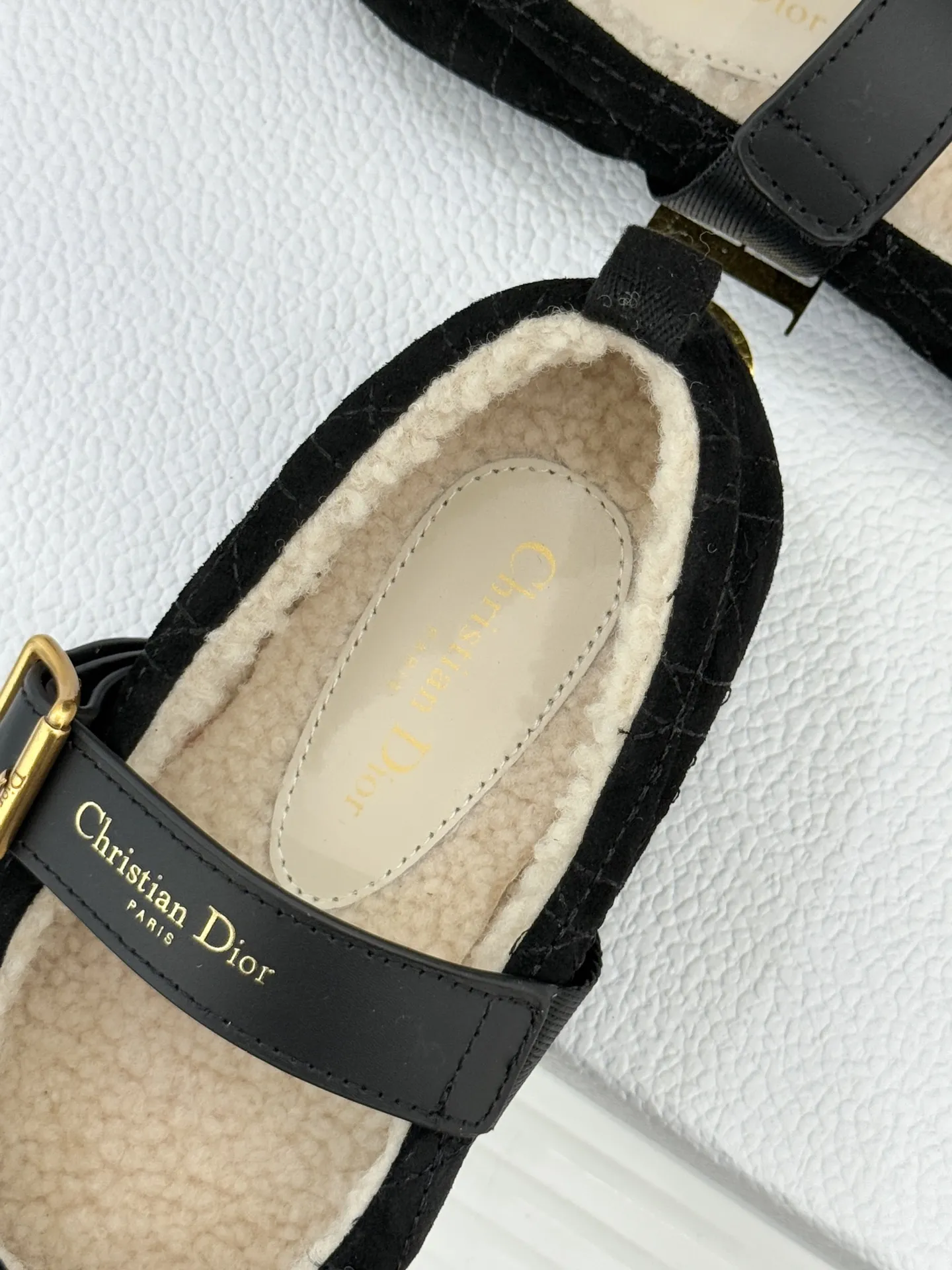 厂价💰280 Dior/迪奥25WF新品字母复古菱格 皮带扣玛丽珍毛毛鞋 当法式优雅邂逅复古风潮 这双毛毛鞋以经典廓形重构冬日精致 让每一步都踏在质感与暖意的平衡点上 标志性菱格纹采用精密电绣工艺 在鞋身勾勒出隽永线条 搭配金属CD标识皮带扣 将高定基因融入复古细节 举手投足间尽显老钱格调。 鞋口蓬松羊羔毛温柔包裹脚踝 如同裹住冬日暖阳 细腻绒毛兼具保暖与奢华质感 即便零下5℃也能暖足不闷脚 既能搭配羊毛大衣打造通勤精致感 也能适配针织连衣裙解锁约会氛围感 甚至踩跟穿都自带松弛韵味。 面料采用原版进口牛京 内里踮脚均为进口羊毛 原版开模定制防滑大底 size:35-39(40/41)