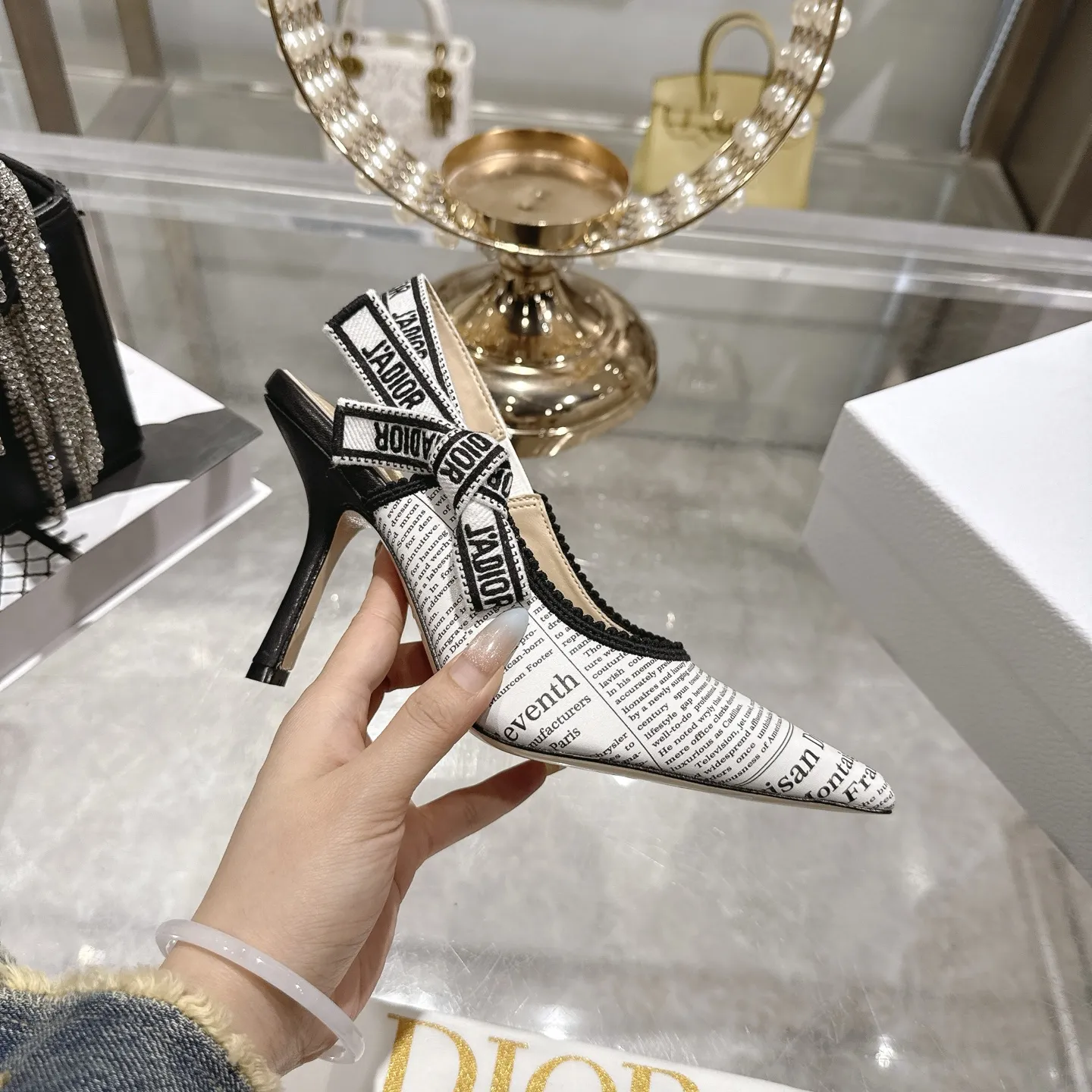 出厂300💰🎆 Dior 迪奥 2026春夏走秀新款bling...bling...水晶鞋 Capture系列高跟女鞋 明星同款凉鞋 市面顶级高端版本 独家发售 材质:原版定制特殊材料+水染羊皮垫脚+原版开模五金扣+意大利真皮大底 跟高:平底 4.5cm 8.5cm size:34-41 (40 .41)定做