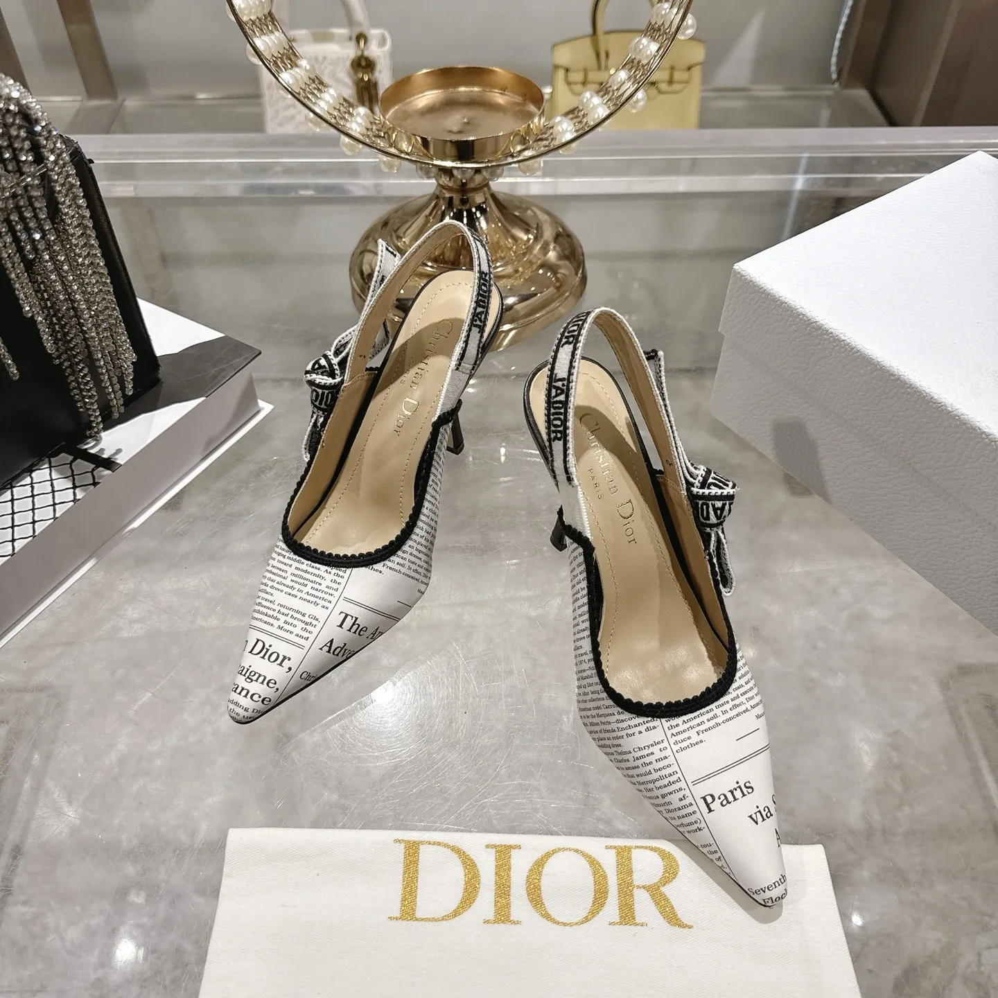 出厂300💰🎆 Dior 迪奥 2026春夏走秀新款bling...bling...水晶鞋 Capture系列高跟女鞋 明星同款凉鞋 市面顶级高端版本 独家发售 材质:原版定制特殊材料+水染羊皮垫脚+原版开模五金扣+意大利真皮大底 跟高:平底 4.5cm 8.5cm size:34-41 (40 .41)定做