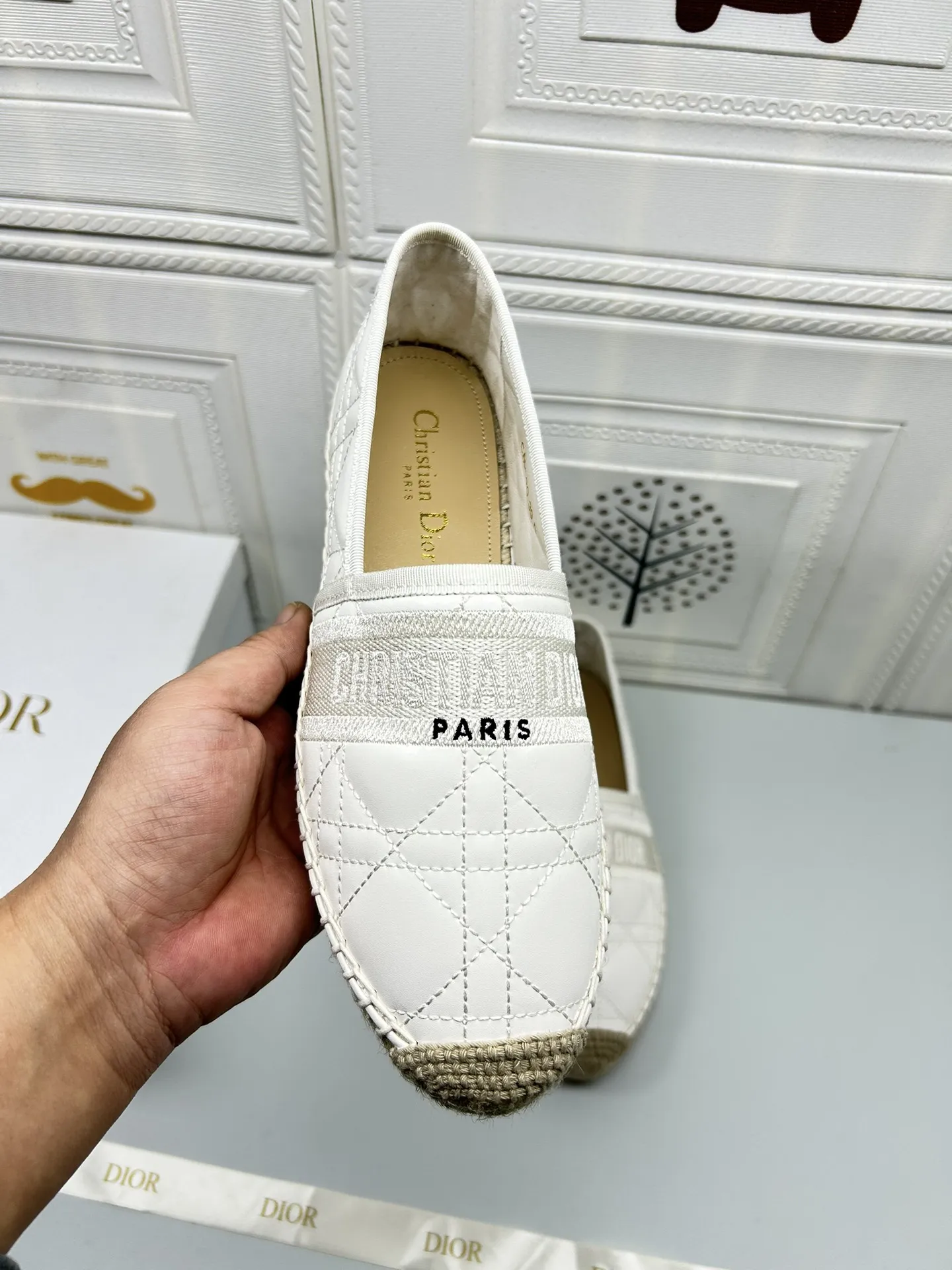 &mdash;&mdash;上新&mdash;&mdash;p180💰，25ss Dior Granville草编鞋印花图案顶级 鞋面：饰以&ldquo;CHRISTIANDIOR&rdquo;棉质刺绣 工艺：纯手工缝制麻绳大底 内里：进口柔软透气绵羊内里加垫脚 码数：35-40（34.41.42定制） 大底：独家开模饰以幸运星符号橡胶大底 &bull; 渔夫鞋