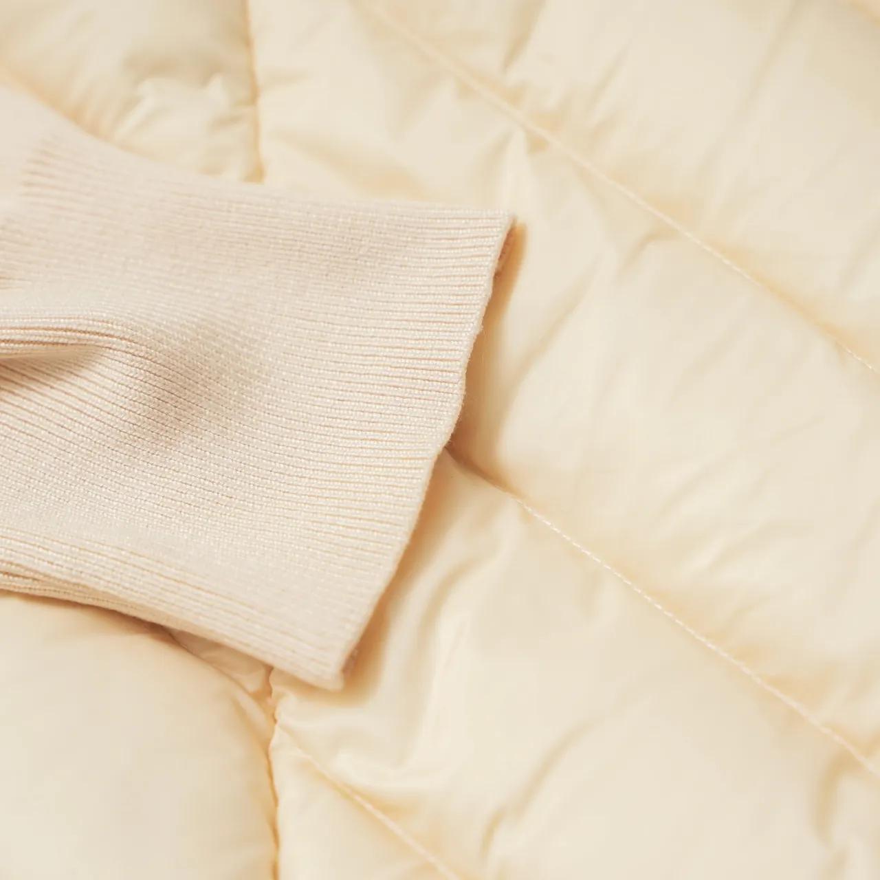 工厂直供💰330 MONCLER丨蒙口斜纹针织袖标立领羽绒服 配色：粉色 尺码：S-L