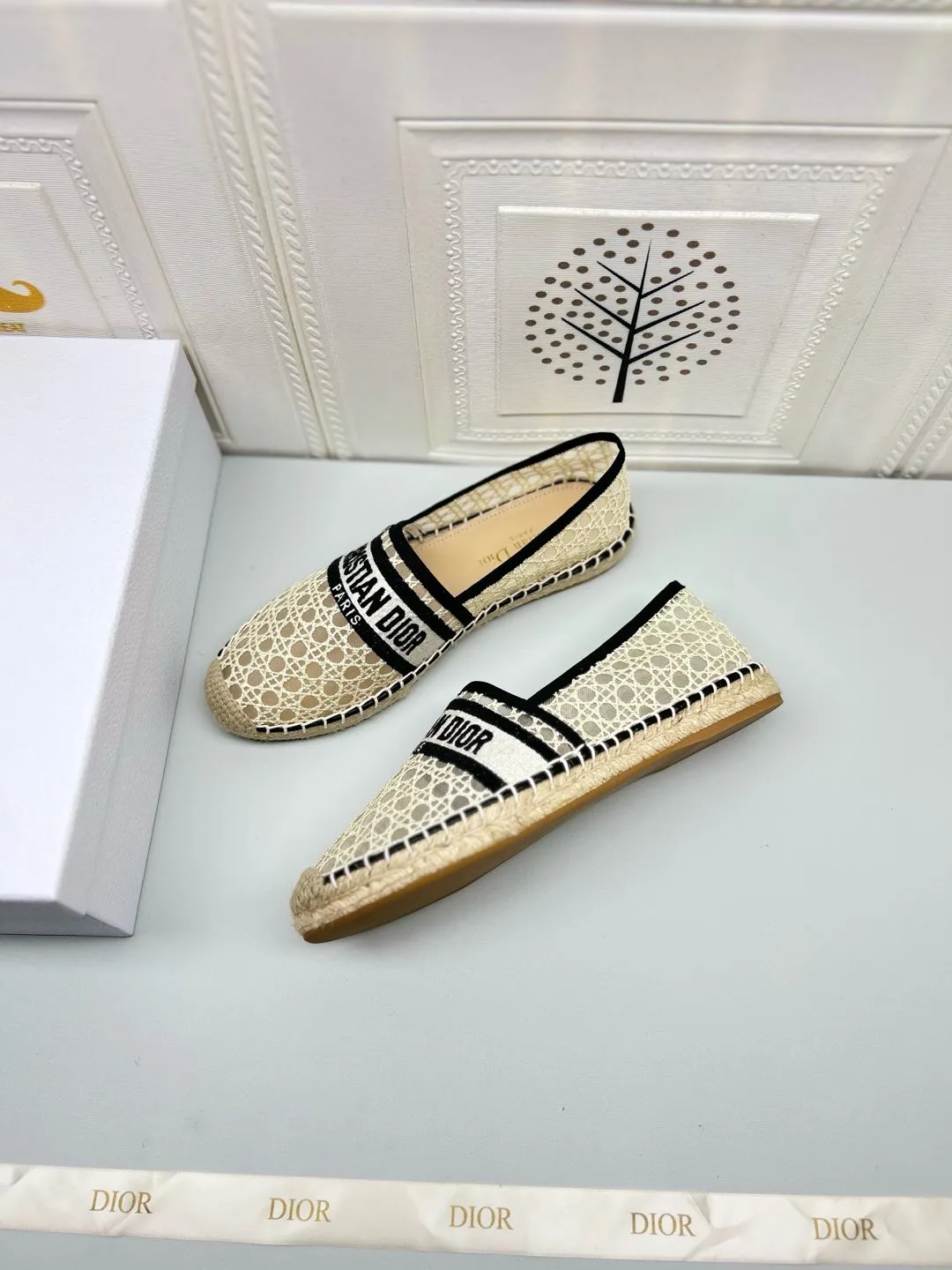 ——上新——p180💰,25ss Dior Granville草编鞋印花图案顶级 鞋面:饰以“CHRISTIANDIOR”棉质刺绣 工艺:纯手工缝制麻绳大底 内里:进口柔软透气绵羊内里加垫脚 码数:35-40(34.41.42定制) 大底:独家开模饰以幸运星符号橡胶大底 • 渔夫鞋