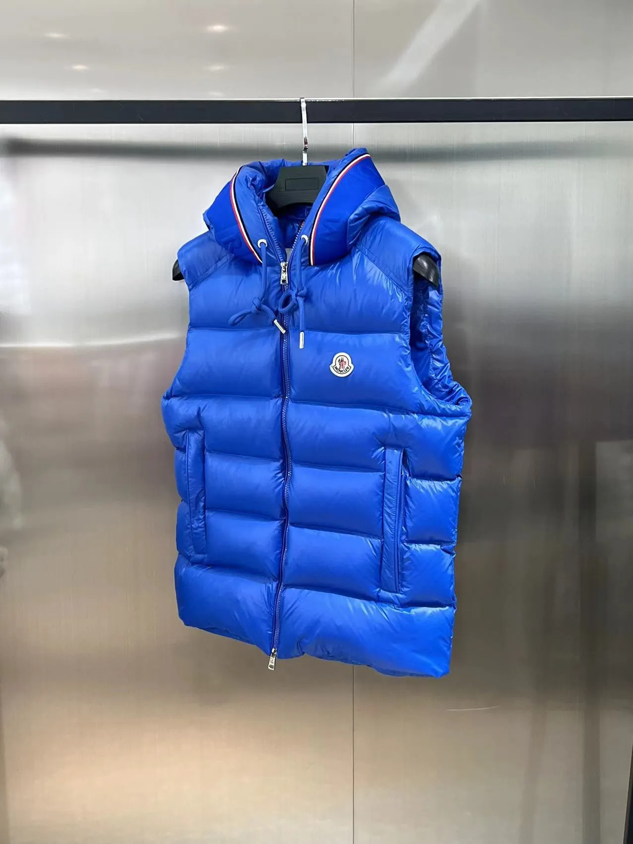 🇫🇷𝐌𝐎𝐍𝐂𝐋𝐄𝐑/蒙口 ⬆️🆕❤️2023🆕Mo*cⅠer 蒙口连帽织带字母羽绒马甲 羽绒马甲采用涤纶制成,是彰显Moncler致力使用低环境影响材料的典范。 真是细节感满满!!上身效果炒鸡棒! 颜色:黑色、天蓝色 尺码:12345