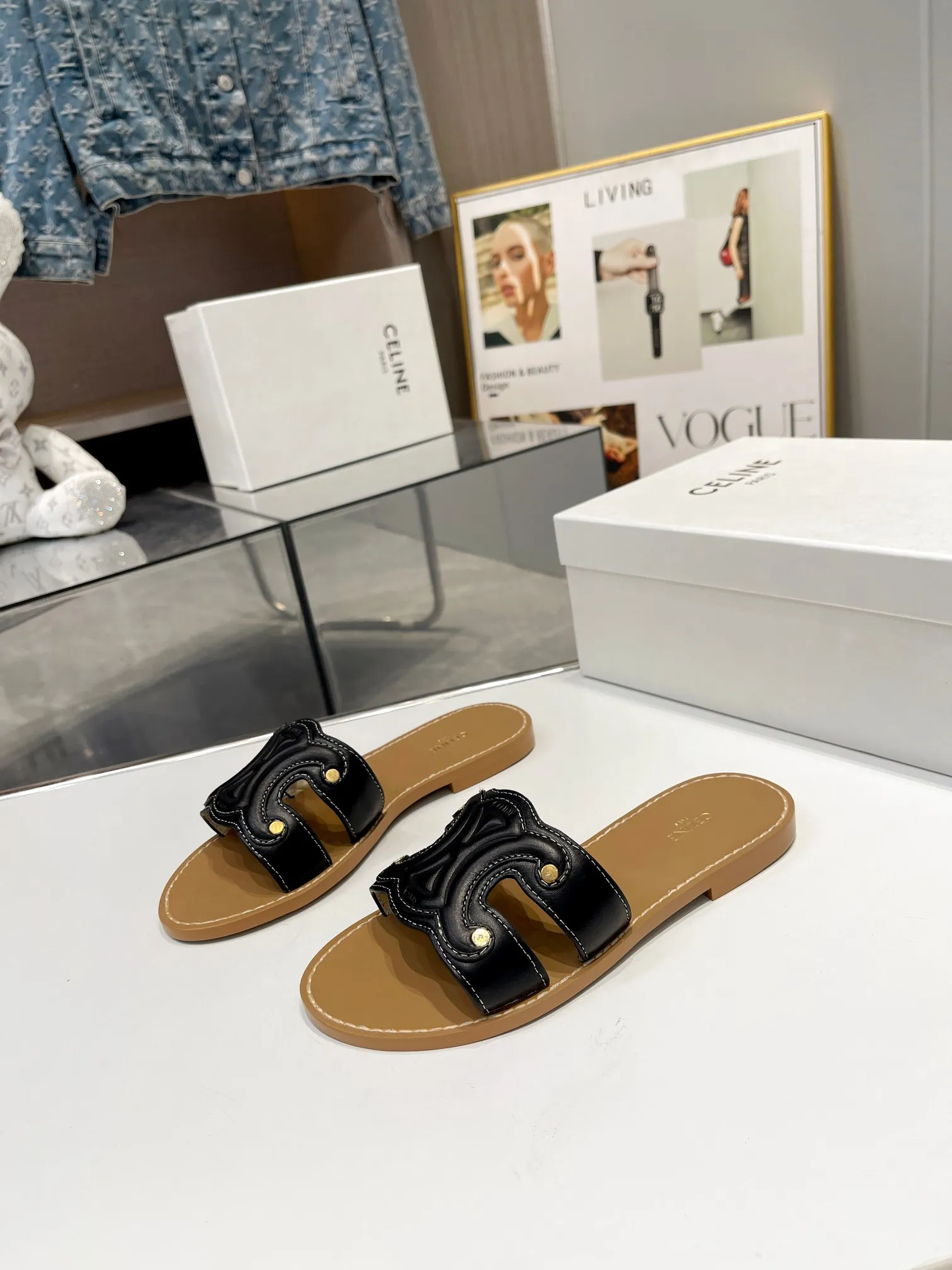 CELINE PARIS 2023拖鞋！🔥 🔥 这一季的赛琳又让我重新爱了它一次这季节美鞋太多😻 这款凉拖真是无敌好搭配！设计搭配经典的 logo 作为点缀整体视觉特别耐看又好搭配👡 ！头层牛皮面，羊皮内里。原版油边工艺# celine #2023拖鞋 颜色：黑色，白色，棕色 尺码：35-40(40订做不退不换) 大底：橡胶底P150，单层真皮大底P190