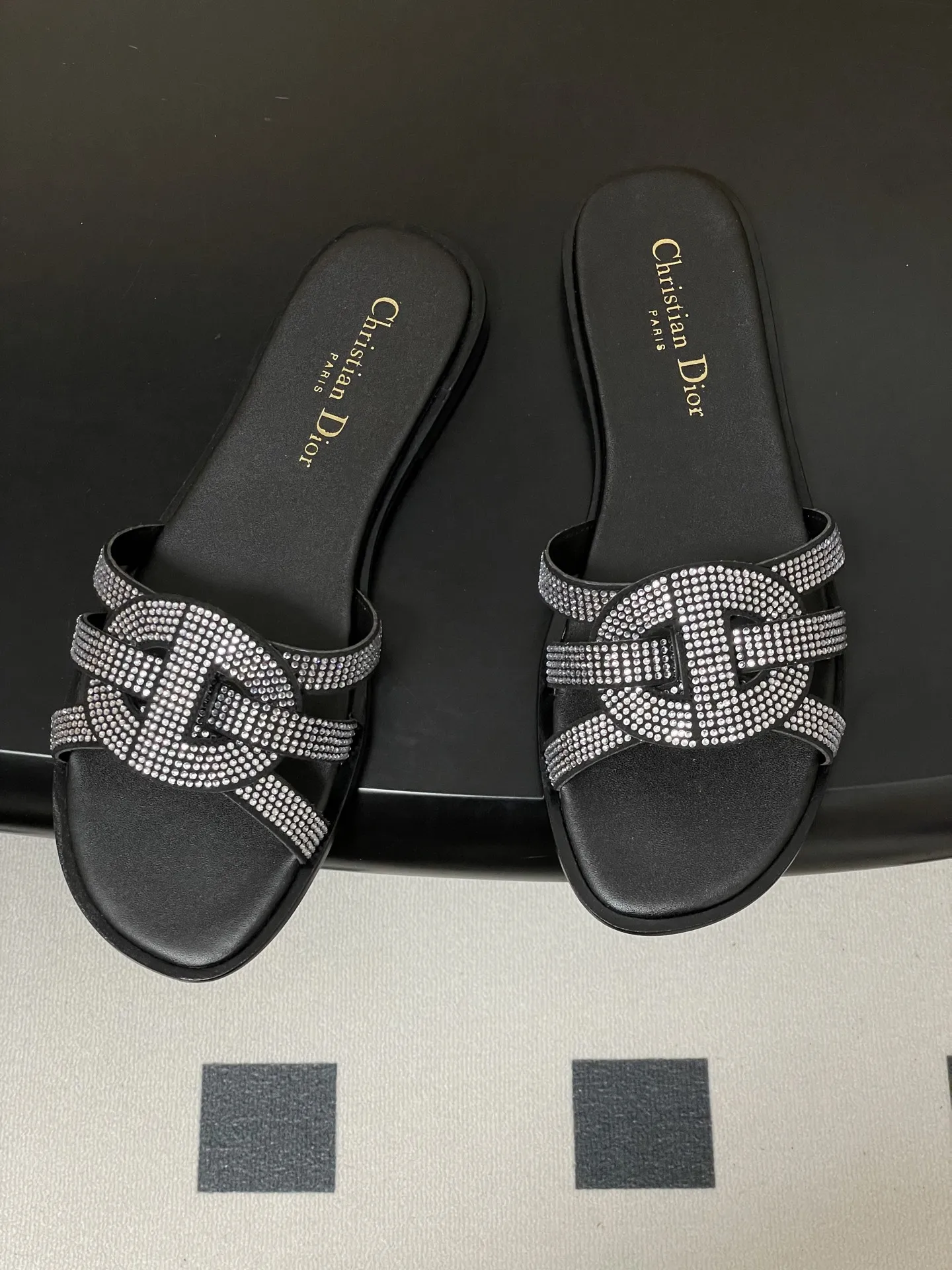 p260- 26ss春夏新款Dior 迪奥D-Club水钻镂空叠层CD交叉带凉拖鞋猪鼻子编织带平底拖鞋 这款 D-Club 凉拖是二零二五秋季系列新品,以简约优雅的设计重新诠释经典款式。鞋面精致的牛皮革饰带点缀以交叉CD标志。加垫内底穿着舒适,简约的设计便于穿脱,轻松打造休闲造型。一双能提升整体质感的百搭单品,适合投资于长期衣橱。 鞋面:羊猄皮鑲烫澳洲水钻 鞋底:原版开模意大利加厚真皮大底 码数:35-39(40.41.42.43定做不退换)