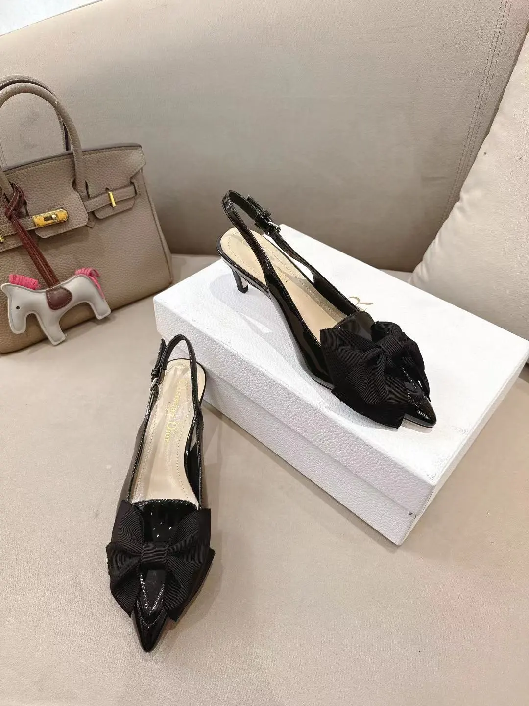 DIOR💙2025/𝐒𝐒 𝐧𝐞𝐰春夏新大蝴蝶花➕CDlogo 凉鞋系列 🎀高跟鞋💙 —————————— 延续D家永恒经典!这款鞋低调不失华丽 性感又不显张扬 鞋型是大家都爱的秀气款 非常非常显瘦 侧面整个弧度将脚部曲线完美展现😝 既有成熟女人味 又不乏一丝活泼少女感, 上脚也太好看了,值得推荐‼️ ꫛꫀꪝ Go➫ 材质: ❶鞋面:羊皮 ❷内里:混种羊皮 ❸大底:意大利原版底 ❹跟高:5cm ❺ 码数:35-39(40/41/42 定制不退换)P260