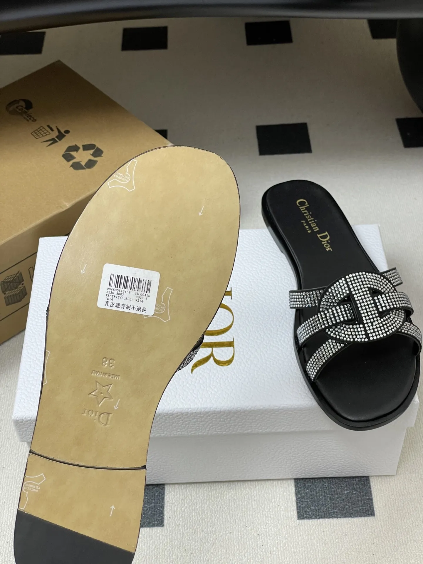 p260- 26ss春夏新款Dior 迪奥D-Club水钻镂空叠层CD交叉带凉拖鞋猪鼻子编织带平底拖鞋 这款 D-Club 凉拖是二零二五秋季系列新品,以简约优雅的设计重新诠释经典款式。鞋面精致的牛皮革饰带点缀以交叉CD标志。加垫内底穿着舒适,简约的设计便于穿脱,轻松打造休闲造型。一双能提升整体质感的百搭单品,适合投资于长期衣橱。 鞋面:羊猄皮鑲烫澳洲水钻 鞋底:原版开模意大利加厚真皮大底 码数:35-39(40.41.42.43定做不退换)