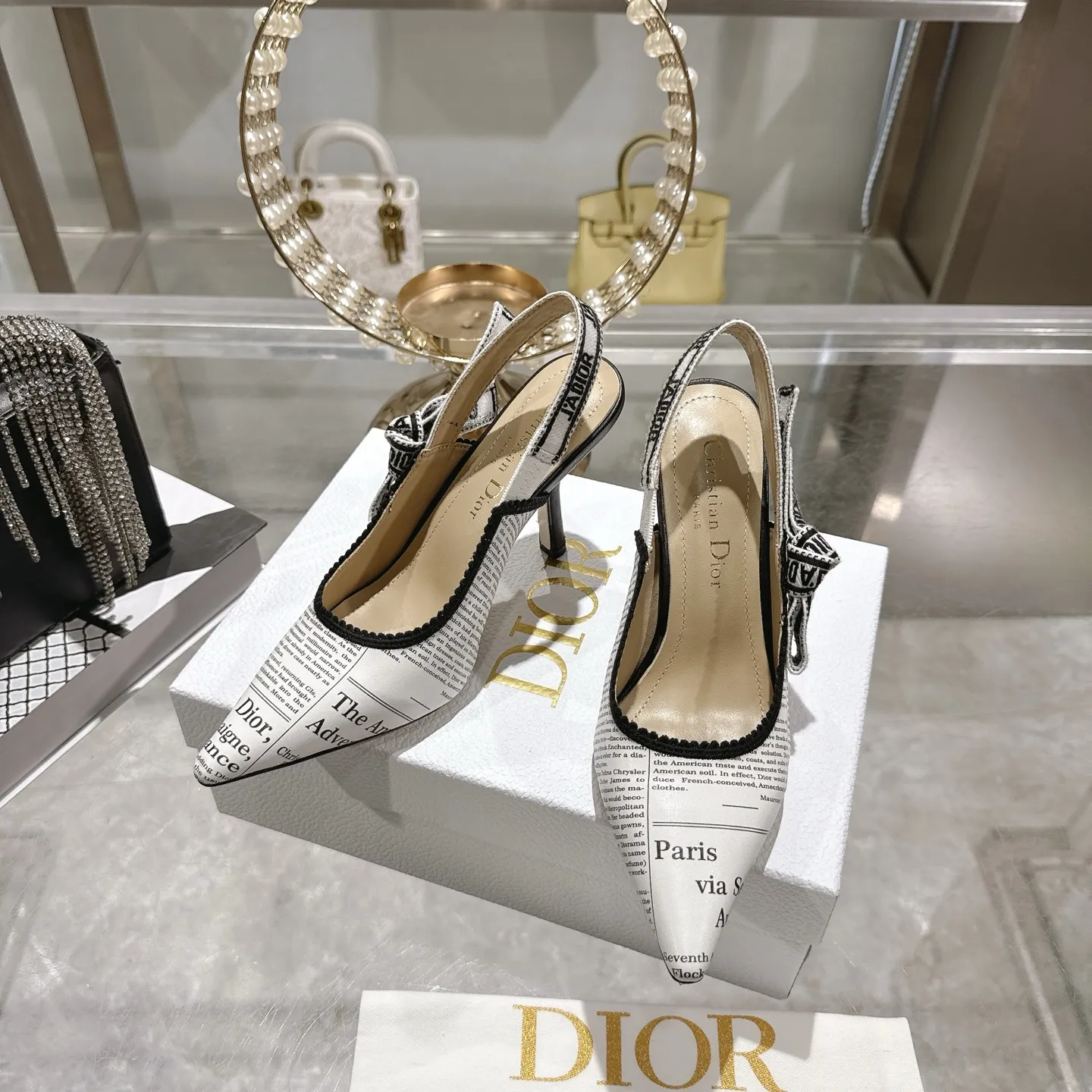 出厂300💰🎆 Dior 迪奥 2026春夏走秀新款bling...bling...水晶鞋 Capture系列高跟女鞋 明星同款凉鞋 市面顶级高端版本 独家发售 材质:原版定制特殊材料+水染羊皮垫脚+原版开模五金扣+意大利真皮大底 跟高:平底 4.5cm 8.5cm size:34-41 (40 .41)定做