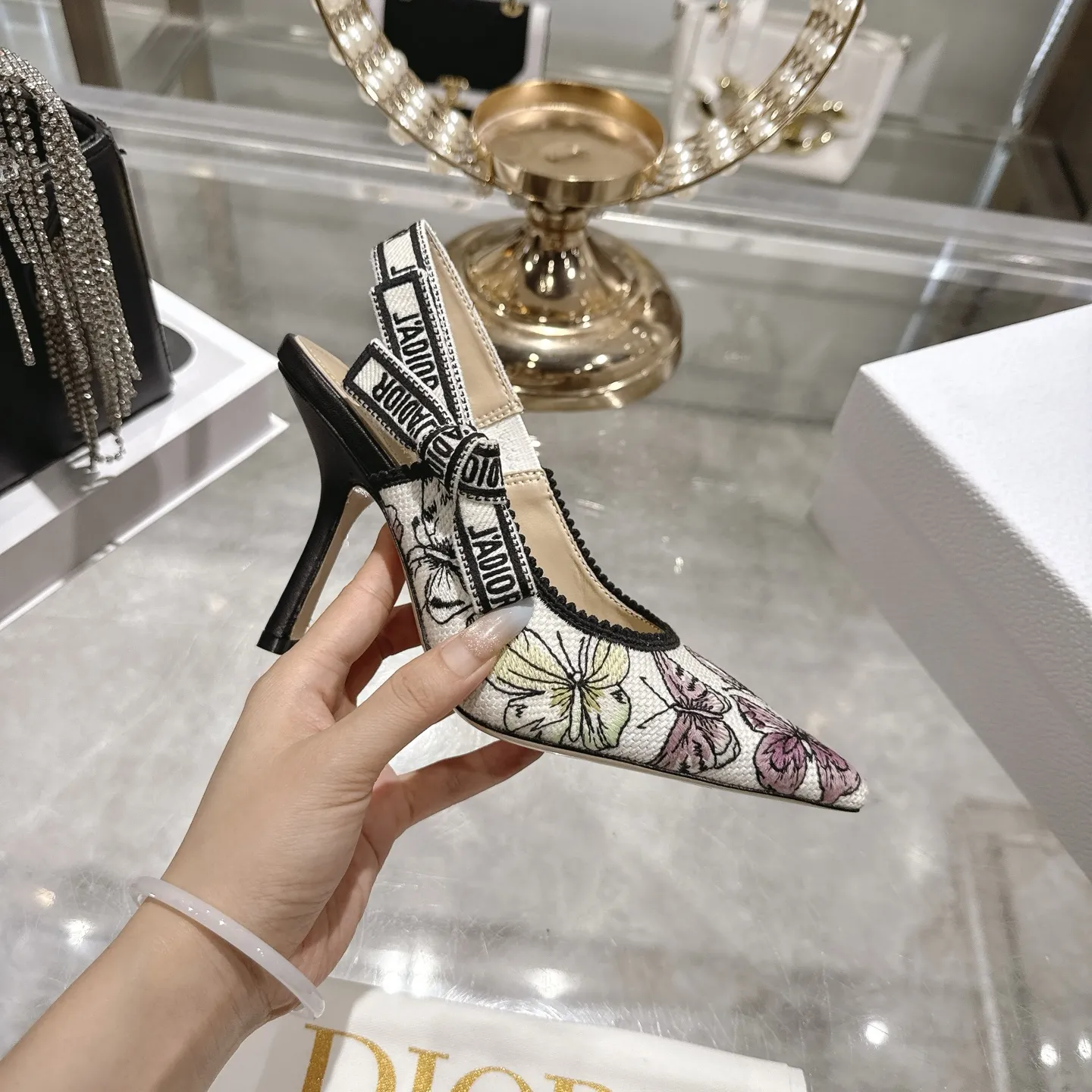 出厂300💰🎆 Dior 迪奥 2026春夏走秀新款bling...bling...水晶鞋 Capture系列高跟女鞋 明星同款凉鞋 市面顶级高端版本 独家发售 材质:原版定制特殊材料+水染羊皮垫脚+原版开模五金扣+意大利真皮大底 跟高:4.5cm 8.5cm size：34-41 (40 .41)定做