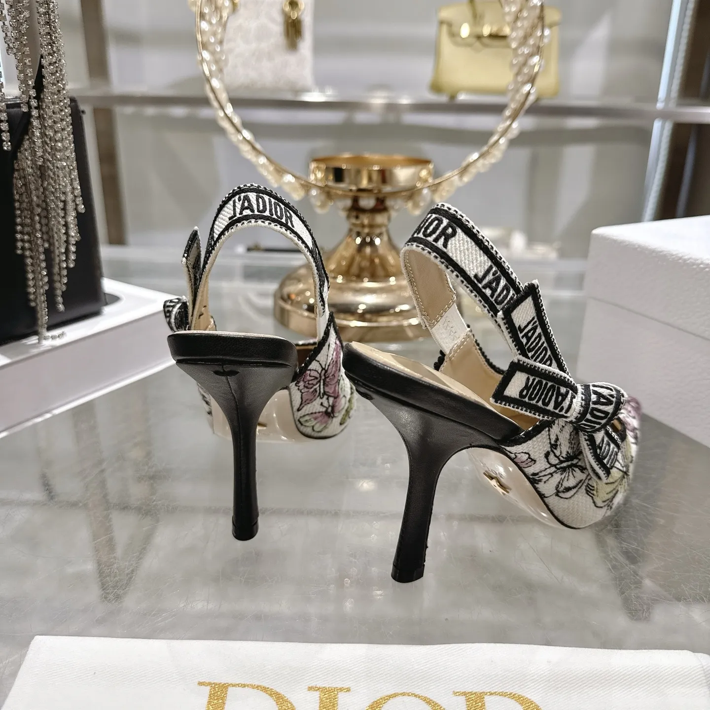 出厂300💰🎆 Dior 迪奥 2026春夏走秀新款bling...bling...水晶鞋 Capture系列高跟女鞋 明星同款凉鞋 市面顶级高端版本 独家发售 材质:原版定制特殊材料+水染羊皮垫脚+原版开模五金扣+意大利真皮大底 跟高:4.5cm 8.5cm size:34-41 (40 .41)定做