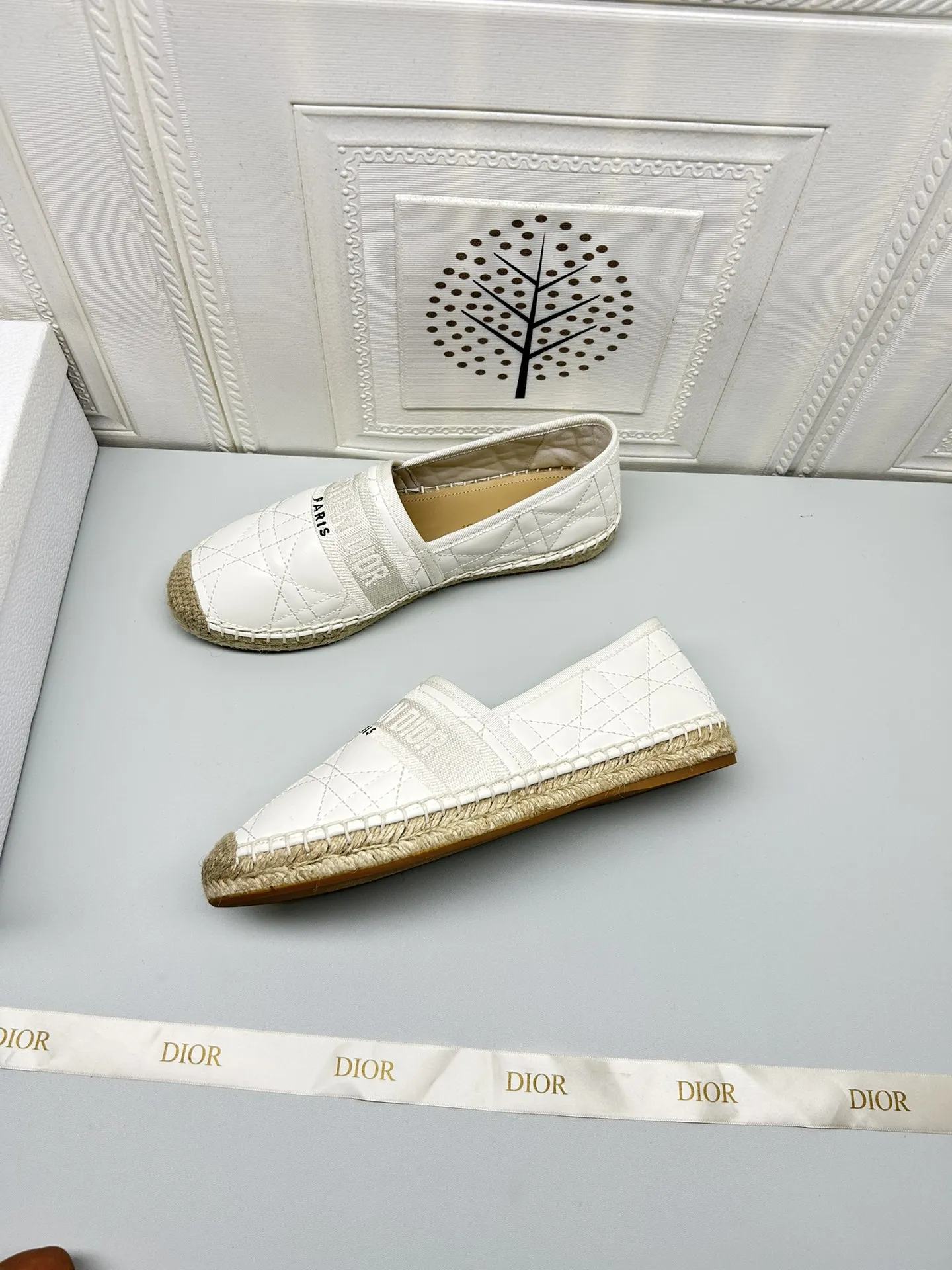 ——上新——p180💰,25ss Dior Granville草编鞋印花图案顶级 鞋面:饰以“CHRISTIANDIOR”棉质刺绣 工艺:纯手工缝制麻绳大底 内里:进口柔软透气绵羊内里加垫脚 码数:35-40(34.41.42定制) 大底:独家开模饰以幸运星符号橡胶大底 • 渔夫鞋