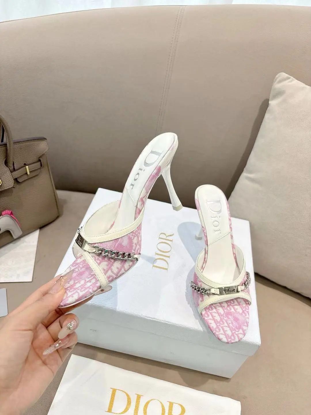 Dior*迪奥2025ss夏季新款中古链条高跟拖鞋♕♕公主范十足,颜色非常抬肤色,迷人的复古美感 夏季必备单品,无论是上班还是平时穿着,绝对是满满的清新感 ✔鞋面:原版特殊材质 ✔内里:环保羊皮内里 ✔大底:进口意大利真皮大底 ✔跟高:8.5cm ✔码数:35-39 (40 41 42定做不退换)P270