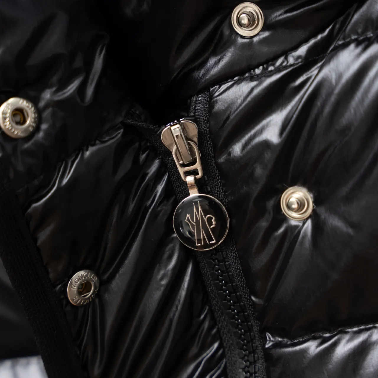 工厂直供💰650 MONCLER丨蒙口Barante女士拉链口袋收腰羽绒服 配色:黑色 尺码:1-4