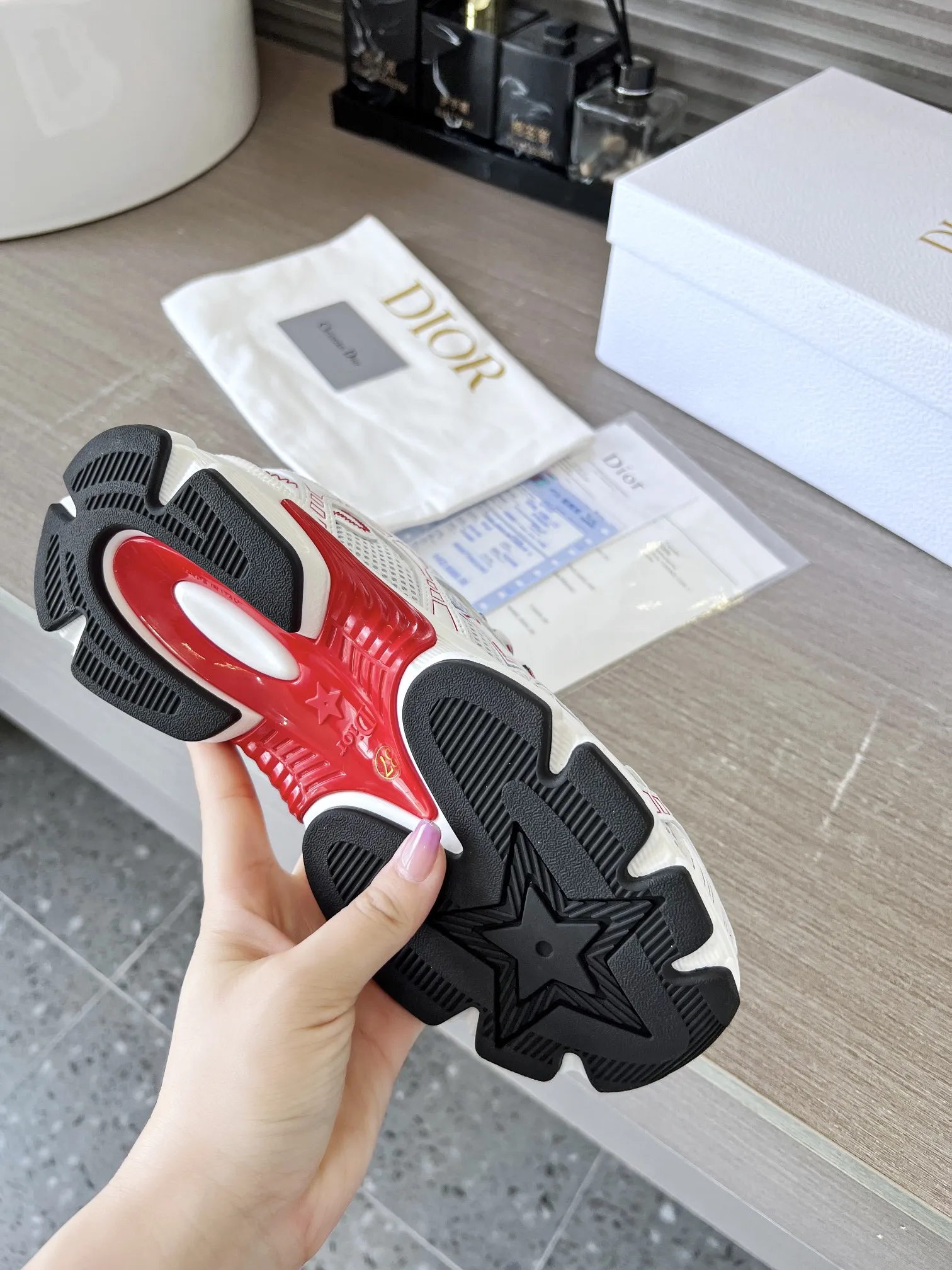 这款 Dior Chrono 运动鞋是二零二四秋季新品，以 Dior 的高订风格重新演绎跑步鞋。白色网眼织物搭配红色和白色调层压皮革效果镶片，两侧的 CD 标志、鞋舌上的星星补丁和鞋跟的 Dior 标志，诸多细节彰显格调。采用双色鞋带，轻盈鞋底搭配星星装饰，可全年打造休闲造型。 价格：P250 码数：女码35-41（35/42可定做） 男码40-46 颜色：白、全白、粉、金、银、红