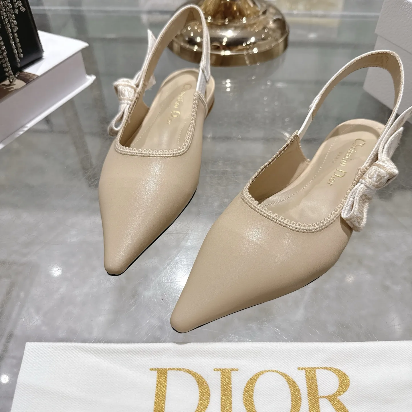 出厂300💰🎆 Dior 迪奥 2025秋冬走秀新款bling...bling...水晶鞋 Capture系列高跟女鞋 明星同款水钻凉鞋 市面顶级高端版本 独家发售 材质:原版定制特殊材料+水染羊皮垫脚+原版开模五金扣+意大利真皮大底 跟高:平底 4.5cm 8.5cm size：34-41 (40 .41)定做