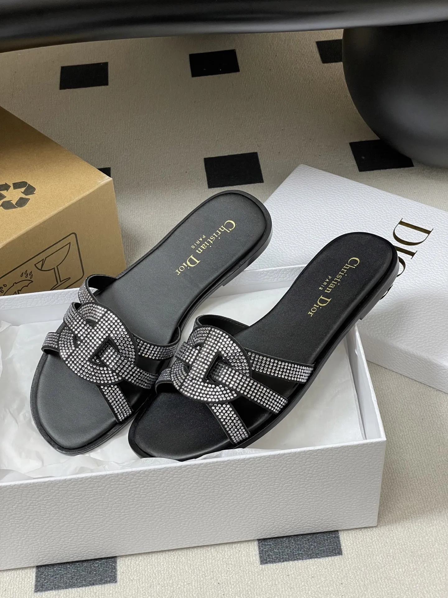 p260- 26ss春夏新款Dior 迪奥D-Club水钻镂空叠层CD交叉带凉拖鞋猪鼻子编织带平底拖鞋 这款 D-Club 凉拖是二零二五秋季系列新品，以简约优雅的设计重新诠释经典款式。鞋面精致的牛皮革饰带点缀以交叉CD标志。加垫内底穿着舒适，简约的设计便于穿脱，轻松打造休闲造型。一双能提升整体质感的百搭单品，适合投资于长期衣橱。 鞋面：羊猄皮鑲烫澳洲水钻 鞋底：原版开模意大利加厚真皮大底 码数：35-39（40.41.42.43定做不退换）