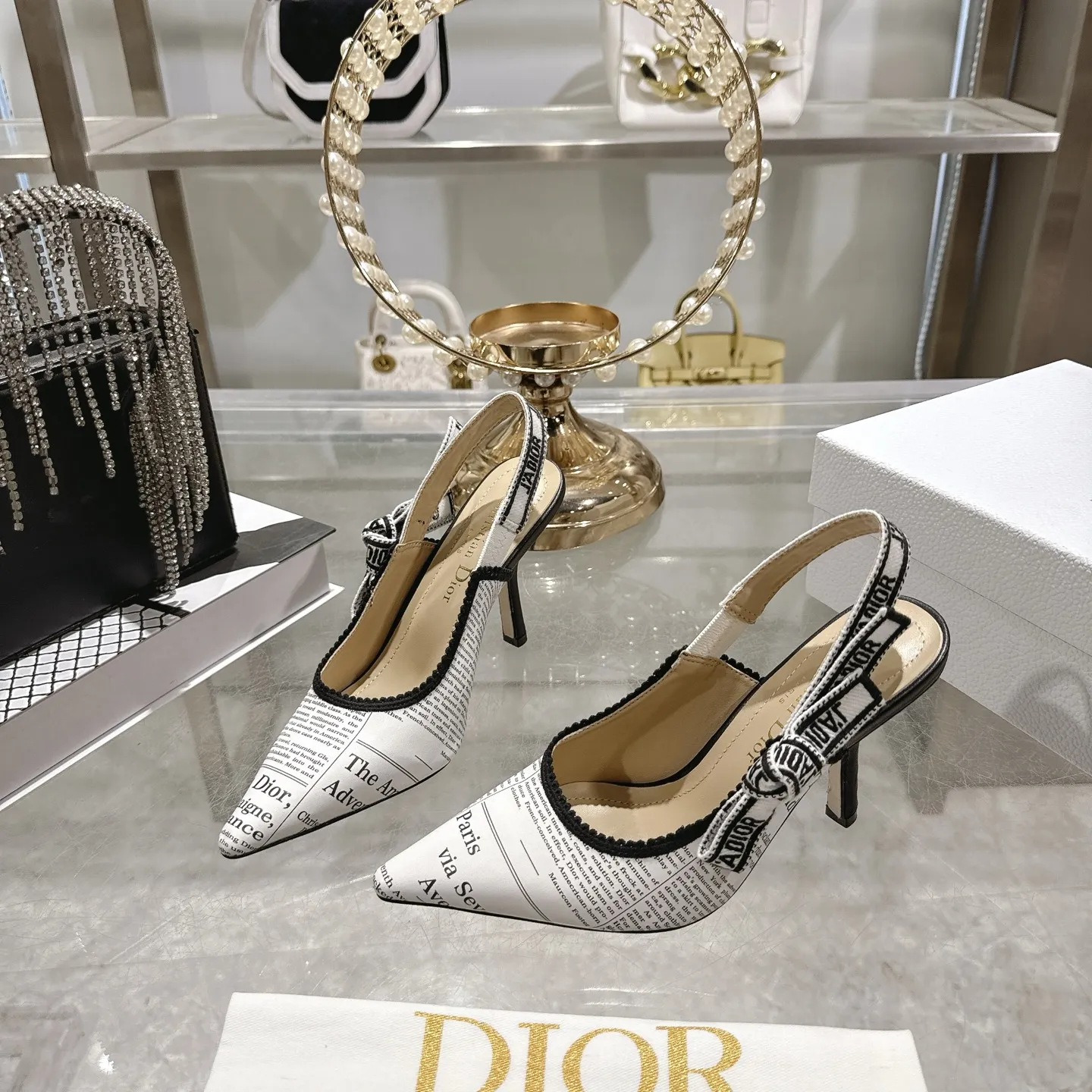 出厂300💰🎆 Dior 迪奥 2026春夏走秀新款bling...bling...水晶鞋 Capture系列高跟女鞋 明星同款凉鞋 市面顶级高端版本 独家发售 材质:原版定制特殊材料+水染羊皮垫脚+原版开模五金扣+意大利真皮大底 跟高:平底 4.5cm 8.5cm size:34-41 (40 .41)定做