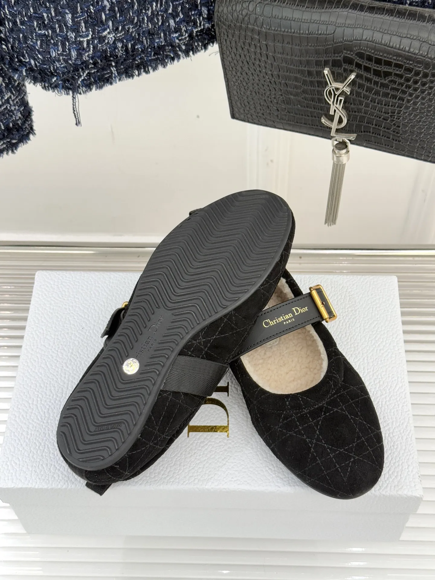 厂价💰280 Dior/迪奥25WF新品字母复古菱格 皮带扣玛丽珍毛毛鞋 当法式优雅邂逅复古风潮 这双毛毛鞋以经典廓形重构冬日精致 让每一步都踏在质感与暖意的平衡点上 标志性菱格纹采用精密电绣工艺 在鞋身勾勒出隽永线条 搭配金属CD标识皮带扣 将高定基因融入复古细节 举手投足间尽显老钱格调。 鞋口蓬松羊羔毛温柔包裹脚踝 如同裹住冬日暖阳 细腻绒毛兼具保暖与奢华质感 即便零下5℃也能暖足不闷脚 既能搭配羊毛大衣打造通勤精致感 也能适配针织连衣裙解锁约会氛围感 甚至踩跟穿都自带松弛韵味。 面料采用原版进口牛京 内里踮脚均为进口羊毛 原版开模定制防滑大底 size:35-39(40/41)