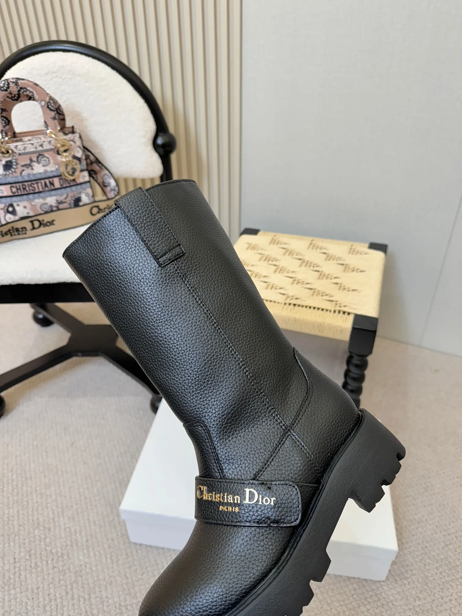 出厂价💰💰380 D-Major 靴子采用别具一格的设计元素打造醒目的外观。采用黑色牛皮革打造，可轻松穿脱。从 Dior Book Tote 手袋汲取灵感，顶部饰以双色&ldquo;Christian Dior&rdquo;标志。带有&ldquo;CD&rdquo;标志的可调节尼龙带和波纹橡胶鞋底构成醒目轮廓的基调。 踝部以科技面料饰带环绕，搭配黄铜饰环 凹口橡胶鞋底饰以 Christian Dior 的幸运星符号 尺码标准35-41