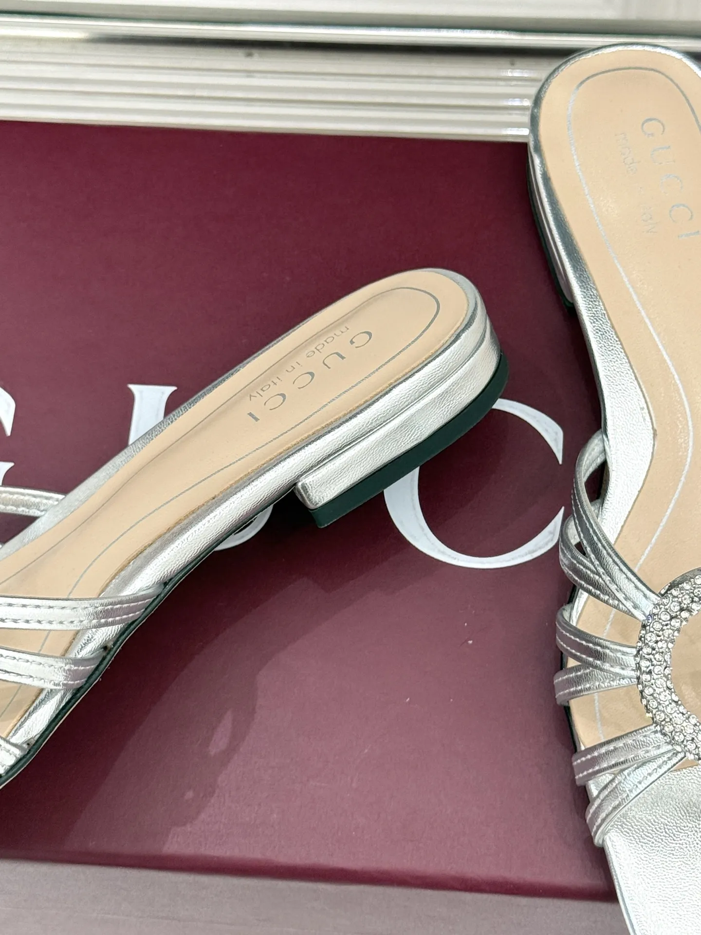 厂价💰240 Gucci/古驰25WF早春水钻双G细带 平底高跟拖鞋 以经典符号与璀璨钻光重构早春格调 将意式&ldquo;不经意的优雅&rdquo;融入鞋履方寸 步履间尽显奢品质感与摩登张力。 鞋身核心缀立体金属双G标识 满镶细碎水钻 光线折射下闪映莹润光泽 不浮夸却自带高光辨识度 既是品牌百年DNA的当代转译 百搭属性适配全场景穿搭 搭配真丝吊带裙 是约会通勤的温柔奢雅 配高腰阔腿裤与简约衬衫 干练摩登格调 搭碎花茶歇裙 适配早春度假出行 轻松成为造型点睛之笔 昼夜切换造型皆得体出众。 面料采用原版定制皮料 内里踮脚均为羊皮 意大利进口真皮大底 size：35-39（40/41/42定制）