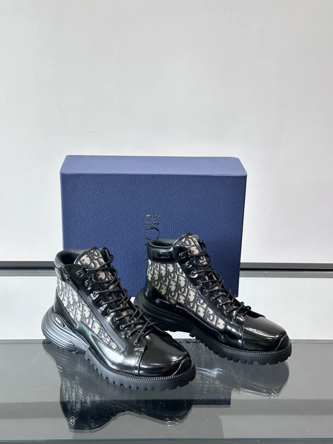 Dior Combat Oblique高帮运动鞋 黑色亮面皮革+Oblique老花帆布拼接,低调奢华又超有辨识度。 EVA鞋底轻盈缓震,日常穿搭或长时间行走都很舒适。 高帮设计支撑力满分,鞋舌和鞋底都有“DIOR”标志,细节控必入!无论休闲还是都市风都能轻松驾驭,是时尚与功能兼具的高奢单品,男士鞋履热门选择 P:430,size:39-44(38.45定制)