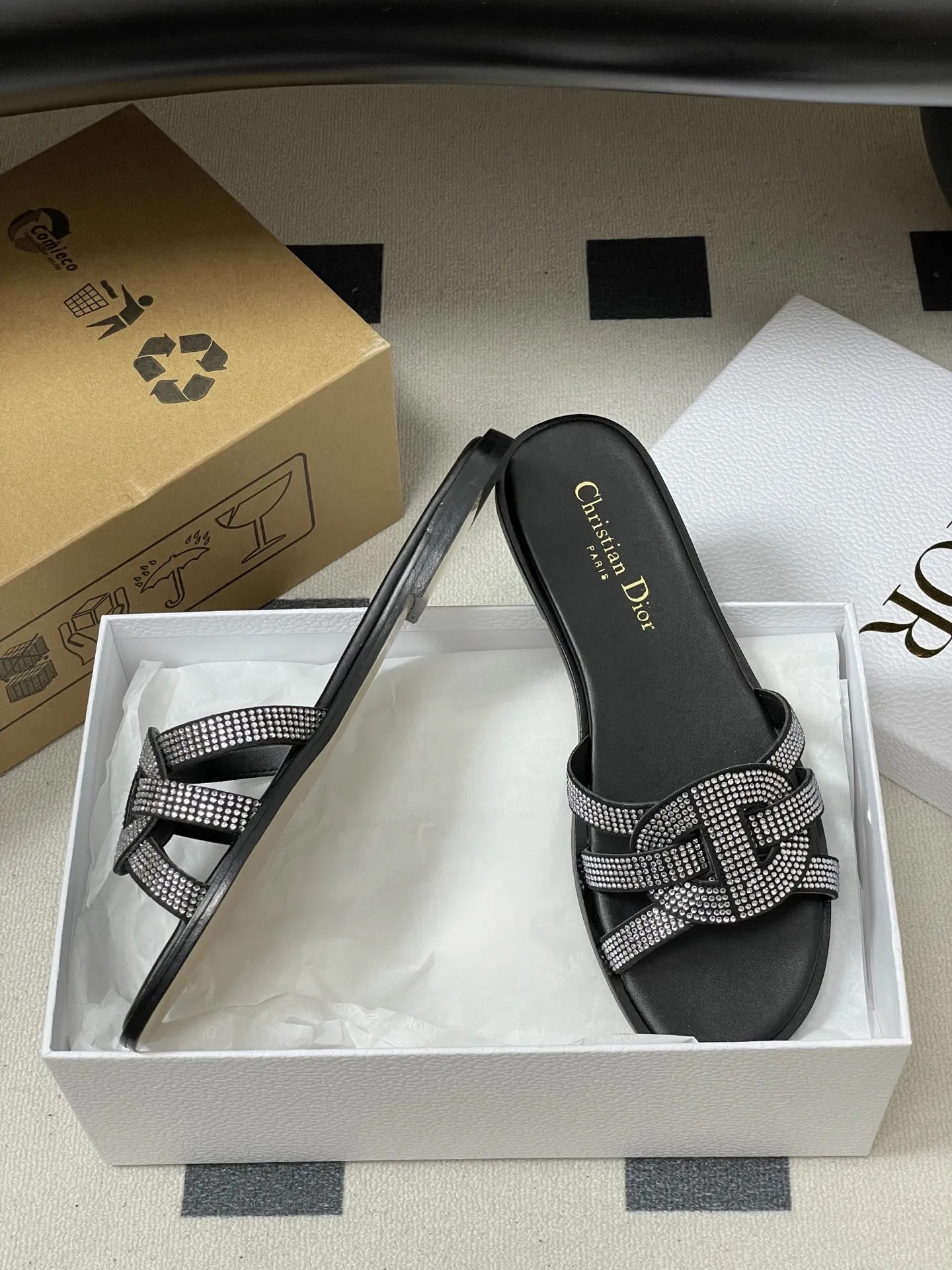 p260- 26ss春夏新款Dior 迪奥D-Club水钻镂空叠层CD交叉带凉拖鞋猪鼻子编织带平底拖鞋 这款 D-Club 凉拖是二零二五秋季系列新品，以简约优雅的设计重新诠释经典款式。鞋面精致的牛皮革饰带点缀以交叉CD标志。加垫内底穿着舒适，简约的设计便于穿脱，轻松打造休闲造型。一双能提升整体质感的百搭单品，适合投资于长期衣橱。 鞋面：羊猄皮鑲烫澳洲水钻 鞋底：原版开模意大利加厚真皮大底 码数：35-39（40.41.42.43定做不退换）