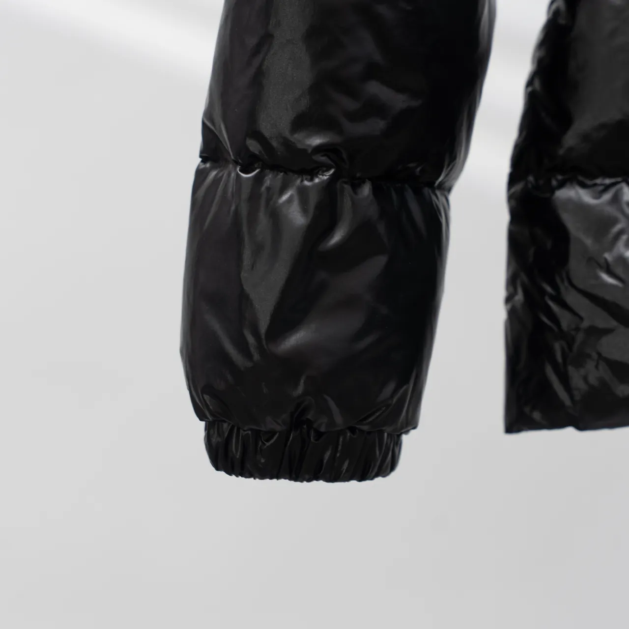 工厂直供💰650 MONCLER丨蒙口Barante女士拉链口袋收腰羽绒服 配色：黑色 尺码：1-4