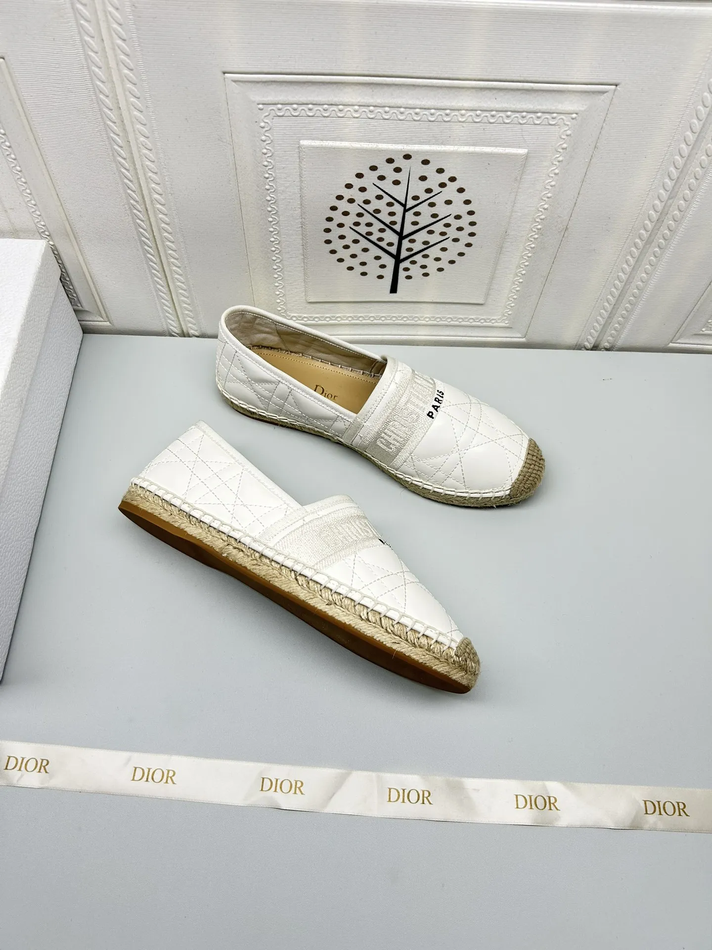 ——上新——p180💰,25ss Dior Granville草编鞋印花图案顶级 鞋面:饰以“CHRISTIANDIOR”棉质刺绣 工艺:纯手工缝制麻绳大底 内里:进口柔软透气绵羊内里加垫脚 码数:35-40(34.41.42定制) 大底:独家开模饰以幸运星符号橡胶大底 • 渔夫鞋