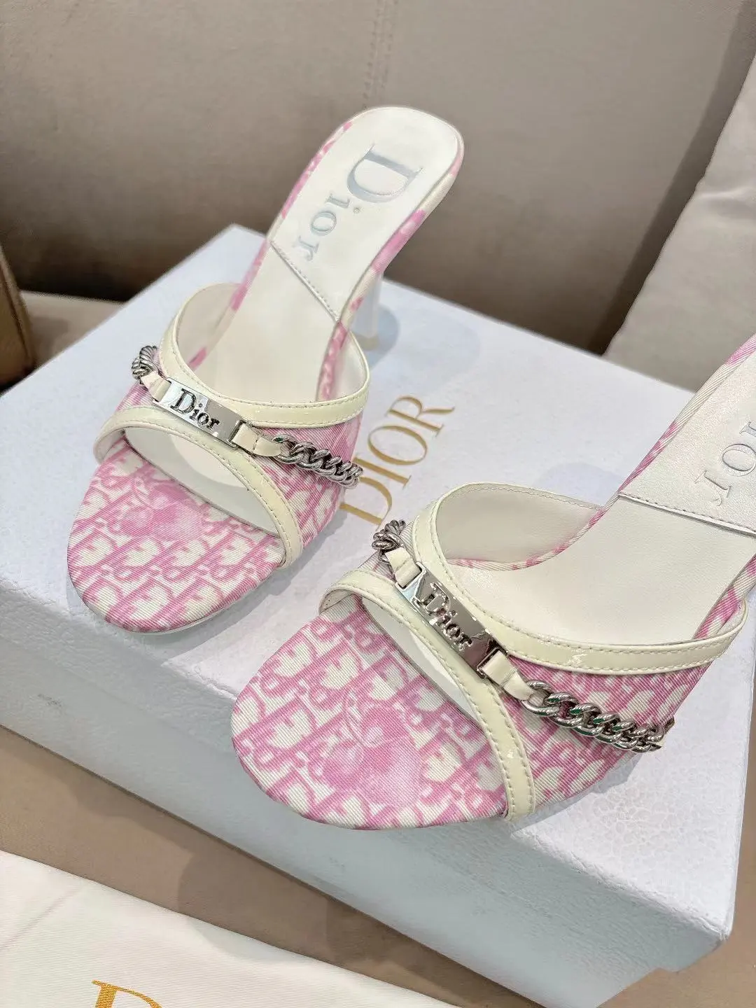 Dior*迪奥2025ss夏季新款中古链条高跟拖鞋♕♕公主范十足,颜色非常抬肤色,迷人的复古美感 夏季必备单品,无论是上班还是平时穿着,绝对是满满的清新感 ✔鞋面:原版特殊材质 ✔内里:环保羊皮内里 ✔大底:进口意大利真皮大底 ✔跟高:8.5cm ✔码数:35-39 (40 41 42定做不退换)P270