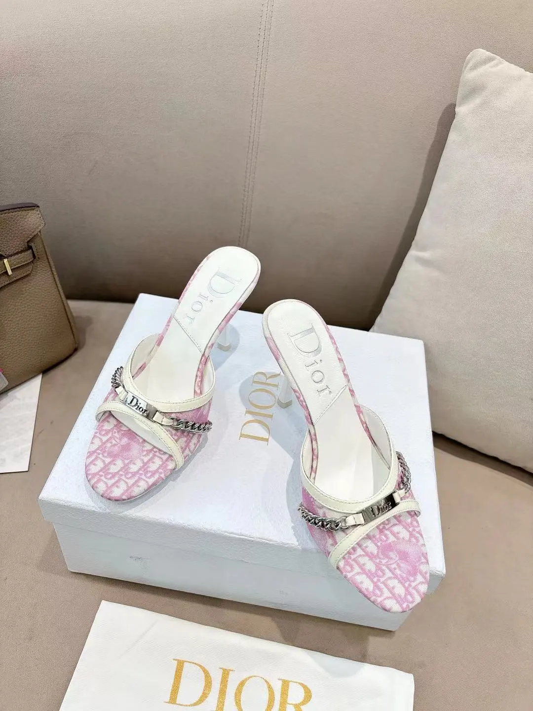 Dior*迪奥2025ss夏季新款中古链条高跟拖鞋♕♕公主范十足,颜色非常抬肤色,迷人的复古美感 夏季必备单品,无论是上班还是平时穿着,绝对是满满的清新感 ✔鞋面:原版特殊材质 ✔内里:环保羊皮内里 ✔大底:进口意大利真皮大底 ✔跟高:8.5cm ✔码数:35-39 (40 41 42定做不退换)P270