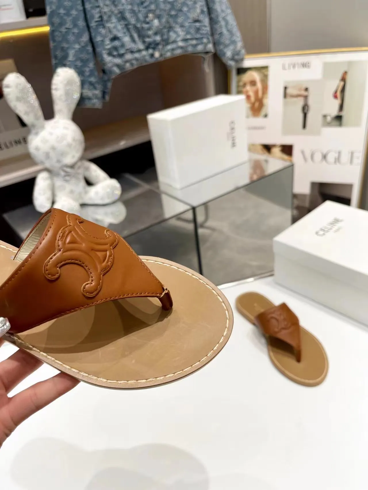 CELINE PARIS 2023拖鞋!🔥 🔥 这一季的赛琳又让我重新爱了它一次这季节美鞋太多😻 这款凉拖真是无敌好搭配!设计搭配经典的 logo 作为点缀整体视觉特别耐看又好搭配👡 !头层牛皮面,羊皮内里。原版油边工艺# celine #2023拖鞋 颜色:黑色,白色,棕色 尺码:35-40 大底:橡胶底P150,单层真皮大底P190