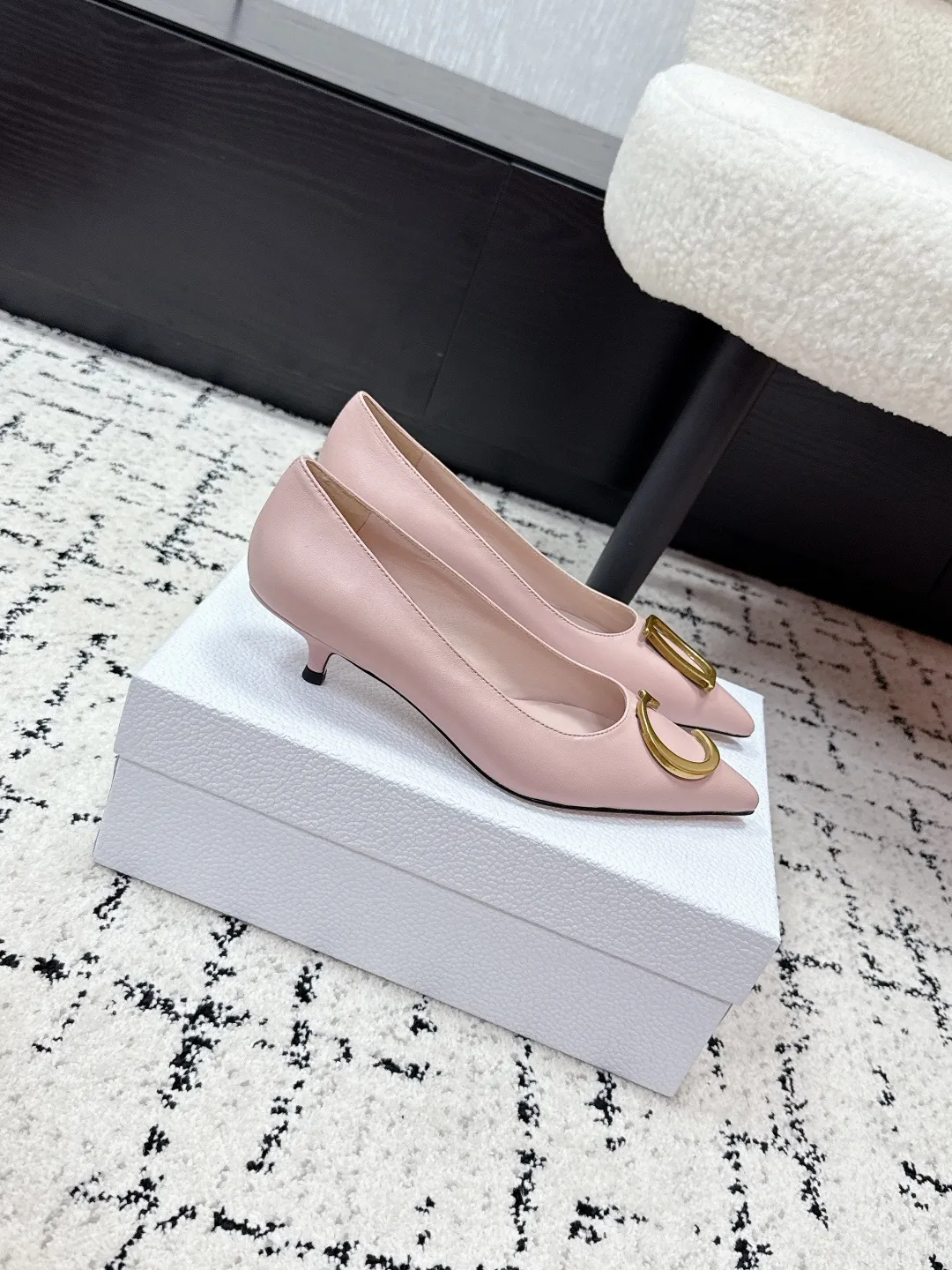 💰270 Dior 迪奥 26/ ss 春夏 走秀新款 CD金属扣 高跟鞋 Dior 2026春夏系列高跟鞋,由Jonathan Anderson设计,黑色尖头+金色CD金属扣,优雅又有现代感。细高跟约8-10cm,修饰腿型,拉长比例,适合职场、宴会等正式场合。鞋面优质皮革,触感柔软,穿着舒适。CD金属扣是Dior经典标志,彰显品牌历史与创新。整体设计融合经典与玩味,是现代女性气质与自信的象征。 ✔️面料: 原版牛皮/牛反绒 ✔️内里: 羊皮 ✔️鞋底: 意大利真皮底 ✔️跟高: 3.5 ✔️Size: #35-41(40.41订做)