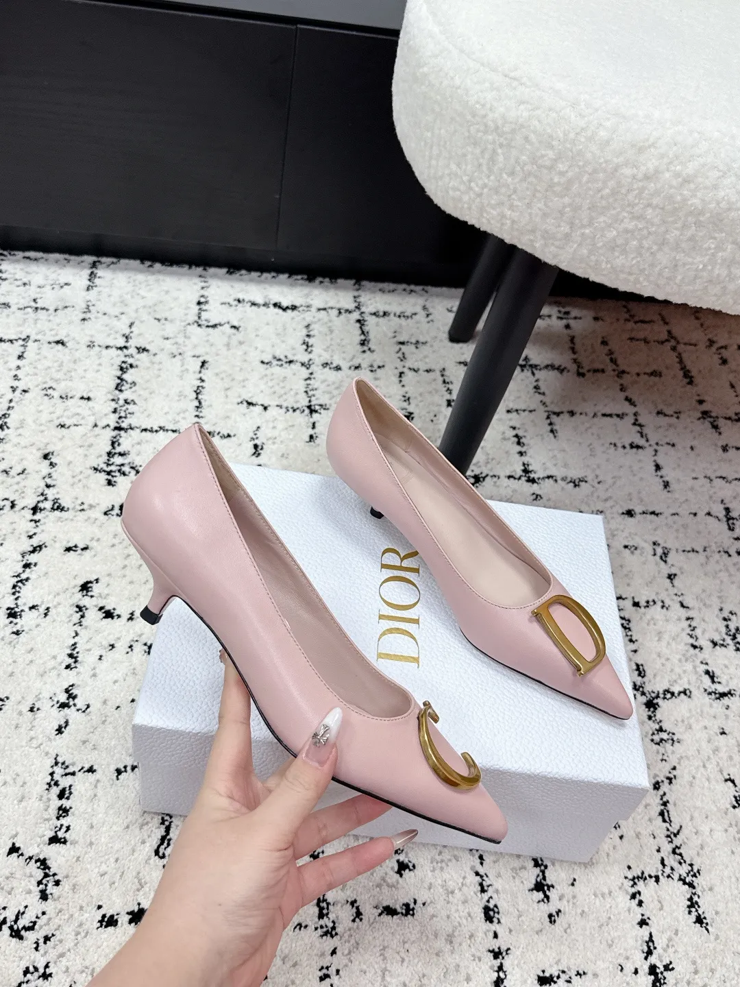 💰270 Dior 迪奥 26/ ss 春夏 走秀新款 CD金属扣 高跟鞋 Dior 2026春夏系列高跟鞋，由Jonathan Anderson设计，黑色尖头+金色CD金属扣，优雅又有现代感。细高跟约8-10cm，修饰腿型，拉长比例，适合职场、宴会等正式场合。鞋面优质皮革，触感柔软，穿着舒适。CD金属扣是Dior经典标志，彰显品牌历史与创新。整体设计融合经典与玩味，是现代女性气质与自信的象征。 ✔️面料: 原版牛皮/牛反绒 ✔️内里: 羊皮 ✔️鞋底: 意大利真皮底 ✔️跟高: 3.5 ✔️Size: #35-41(40.41订做）