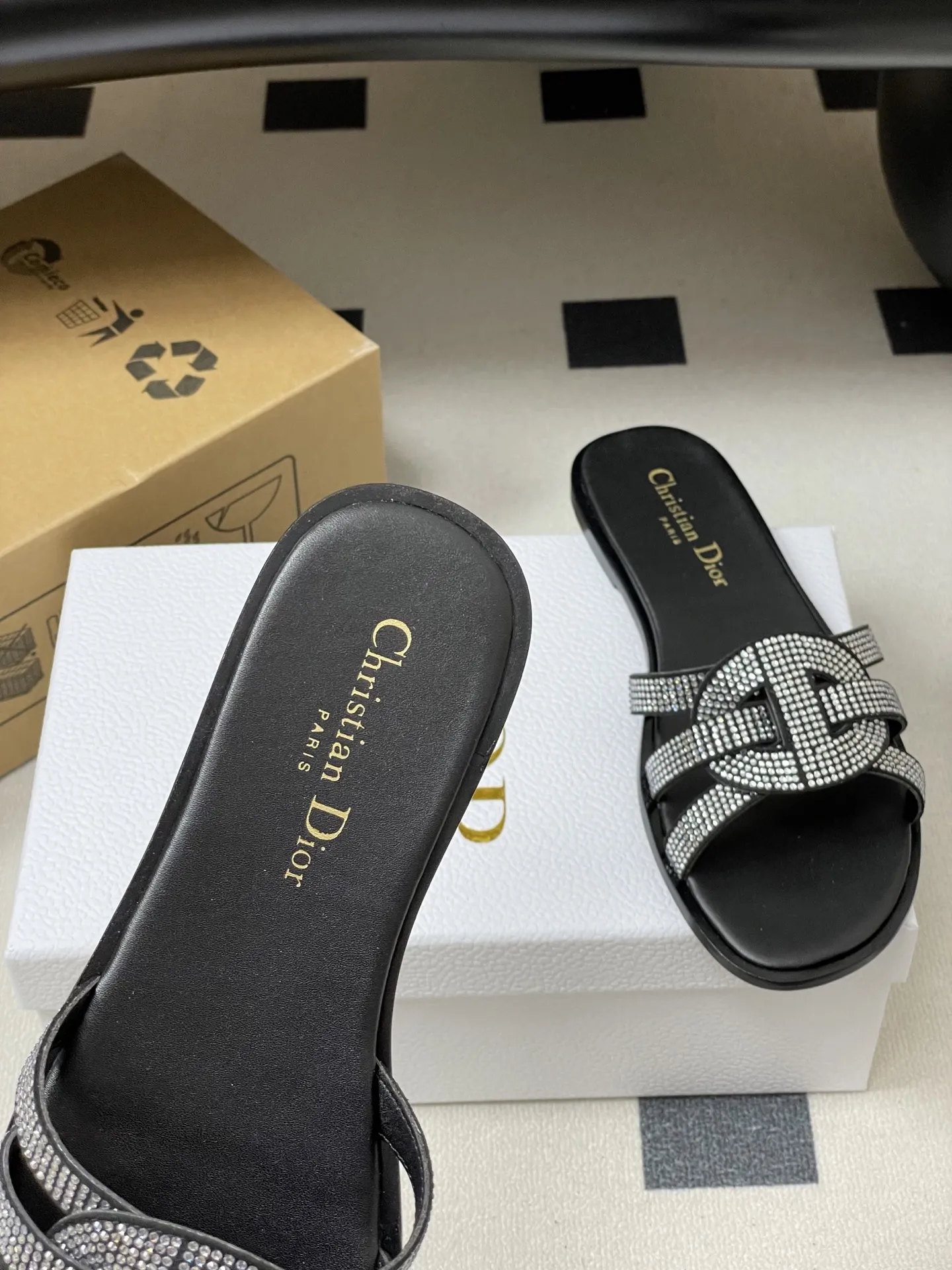 p260- 26ss春夏新款Dior 迪奥D-Club水钻镂空叠层CD交叉带凉拖鞋猪鼻子编织带平底拖鞋 这款 D-Club 凉拖是二零二五秋季系列新品,以简约优雅的设计重新诠释经典款式。鞋面精致的牛皮革饰带点缀以交叉CD标志。加垫内底穿着舒适,简约的设计便于穿脱,轻松打造休闲造型。一双能提升整体质感的百搭单品,适合投资于长期衣橱。 鞋面:羊猄皮鑲烫澳洲水钻 鞋底:原版开模意大利加厚真皮大底 码数:35-39(40.41.42.43定做不退换)