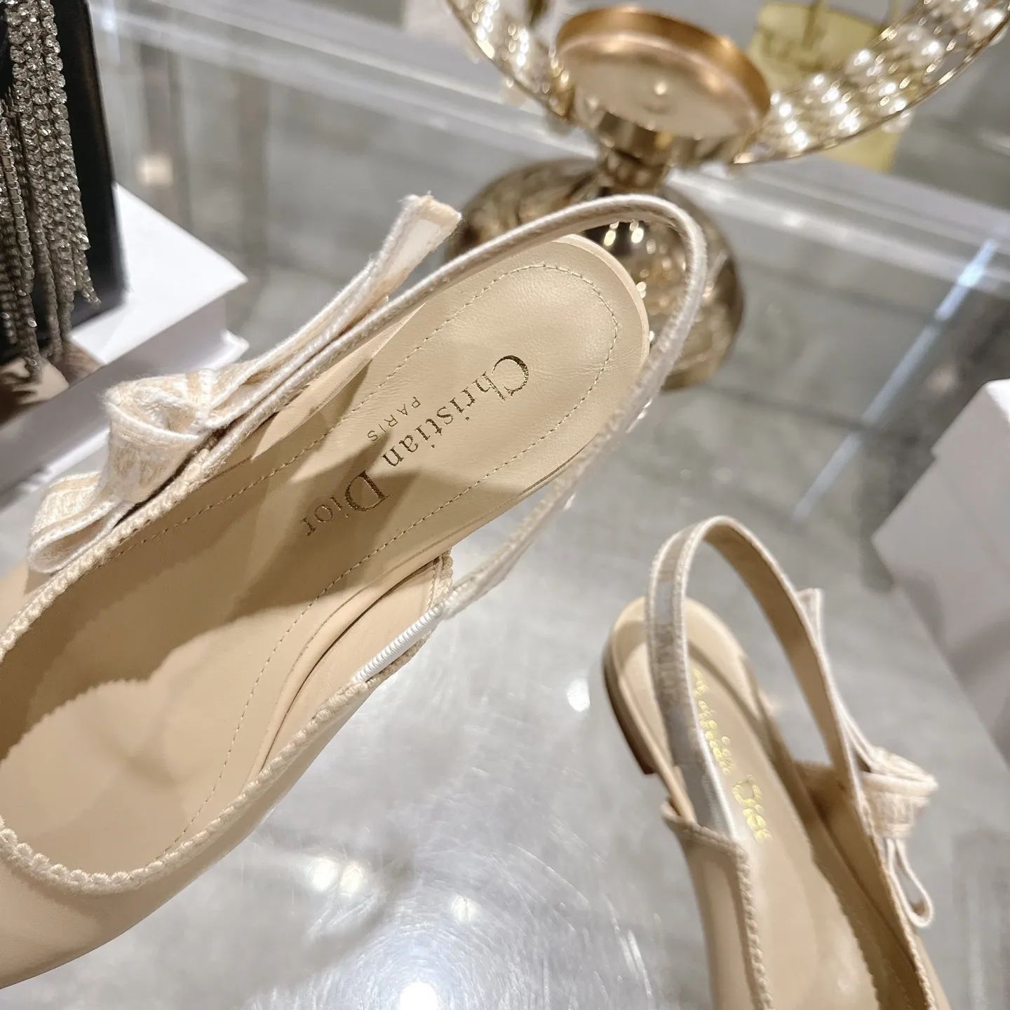 出厂300💰🎆 Dior 迪奥 2025秋冬走秀新款bling...bling...水晶鞋 Capture系列高跟女鞋 明星同款水钻凉鞋 市面顶级高端版本 独家发售 材质:原版定制特殊材料+水染羊皮垫脚+原版开模五金扣+意大利真皮大底 跟高:平底 4.5cm 8.5cm size：34-41 (40 .41)定做